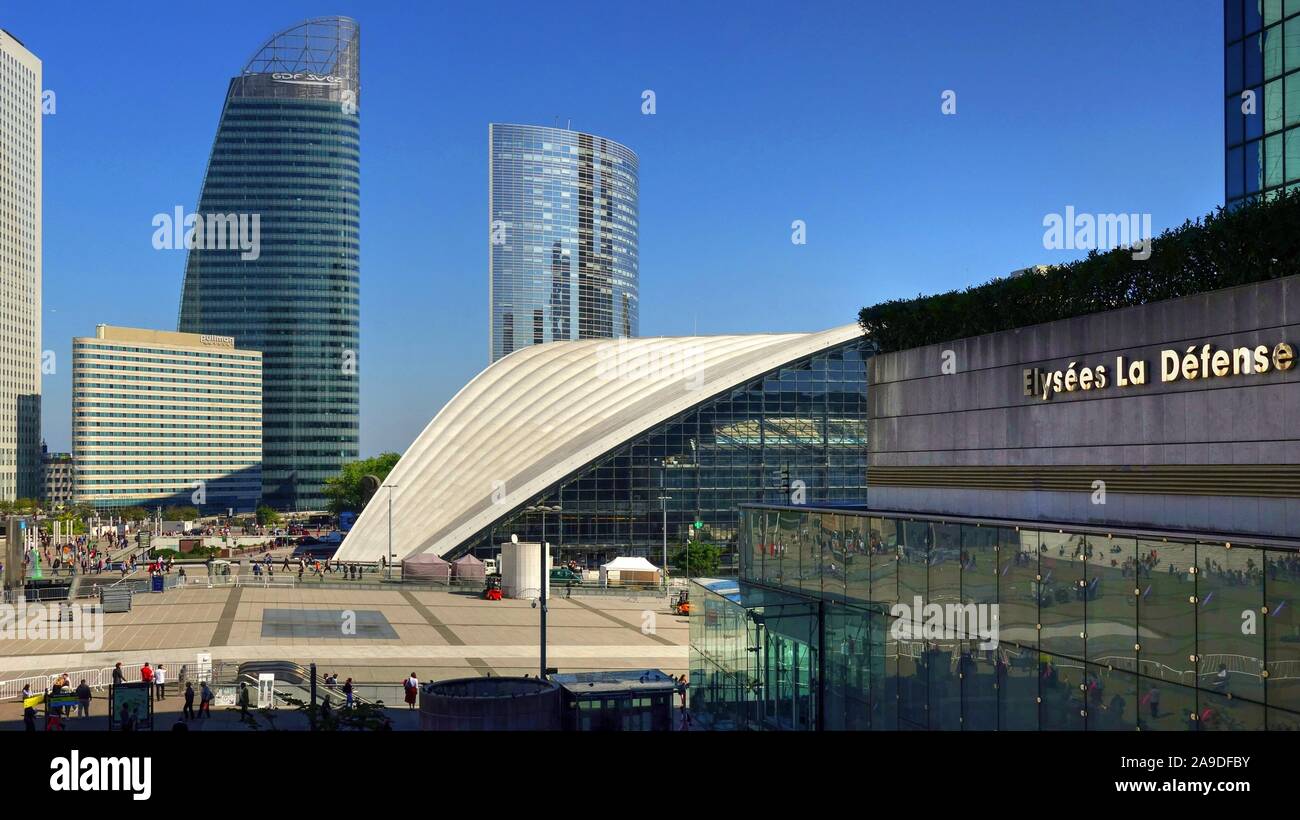 Moderno skyline con Elysées la Défense stazione metropolitana, a La Défense, Ile de France, Parigi, Francia Foto Stock