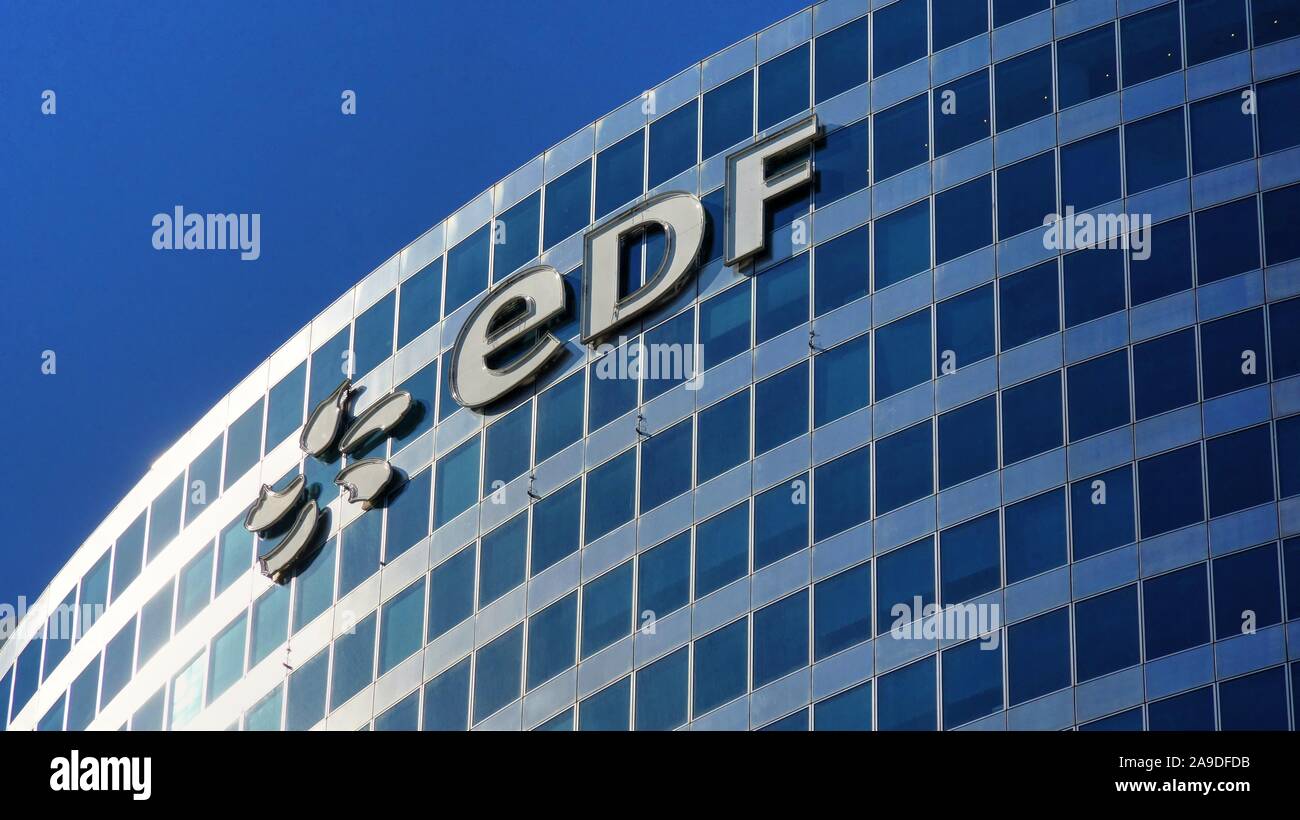 Moderno skyline e la sede aziendale di EDF in La Défense di Parigi, Ile de France, Francia Foto Stock
