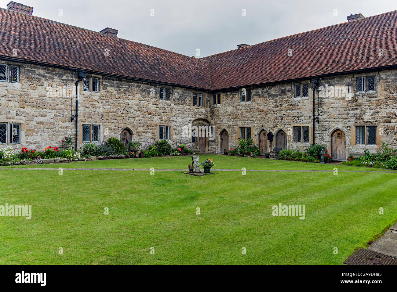 Cortile della chiesa e gli appartamenti - Cobham village, Kent, Regno Unito Foto Stock