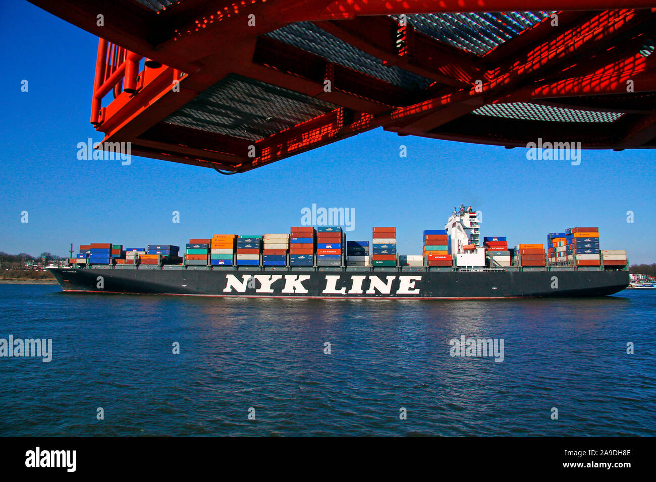Contenitore nave NYK Line sull'Elba a Finkenwerder, Amburgo, Germania Foto Stock