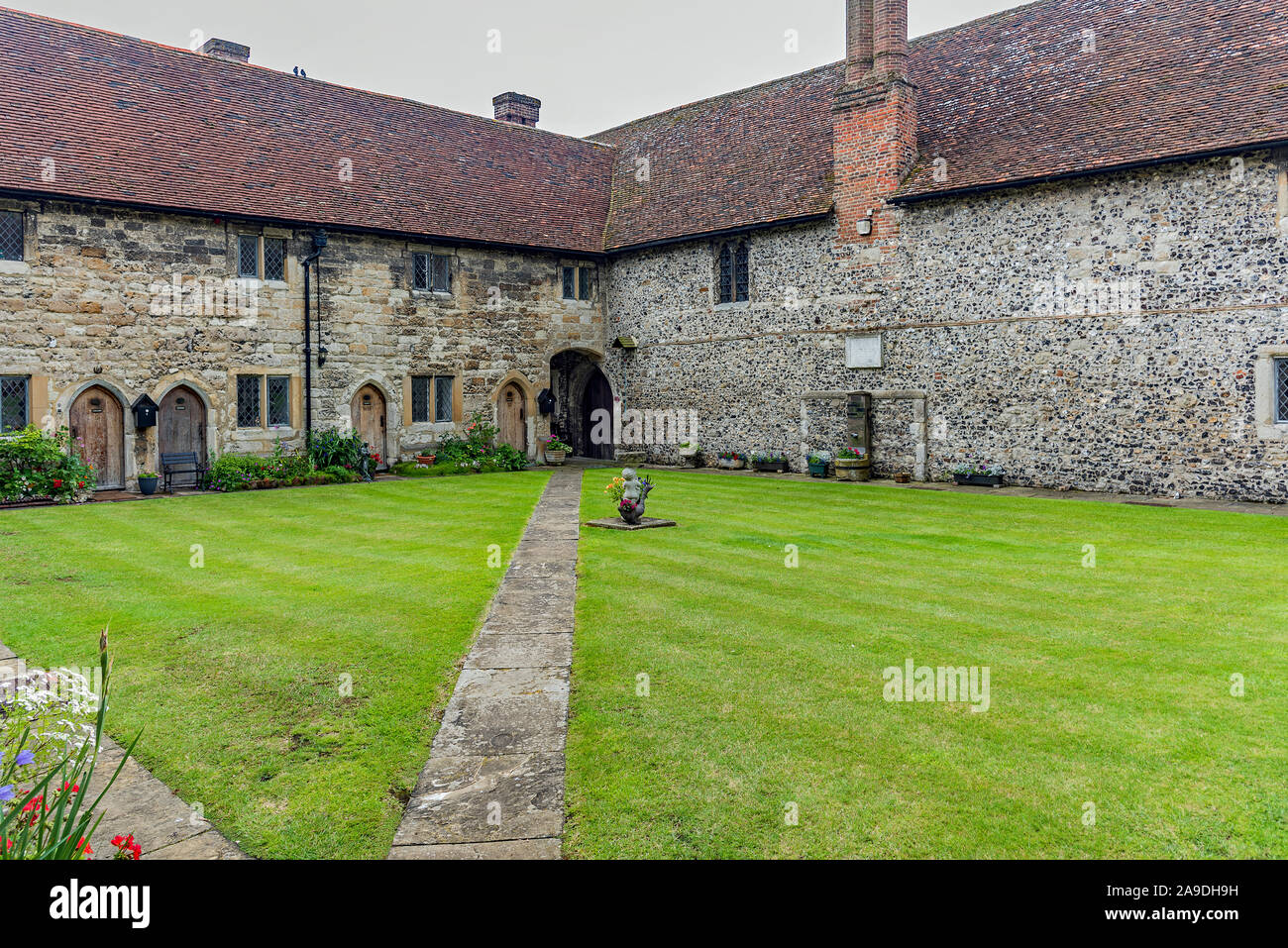 Cortile della chiesa e gli appartamenti - Cobham village, Kent, Regno Unito Foto Stock
