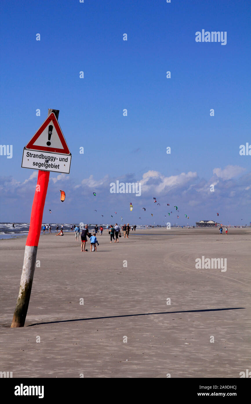 Aquiloni kitesurfisti e sulla spiaggia di San Pietro Ording, Schleswig-Holstein, Germania Foto Stock