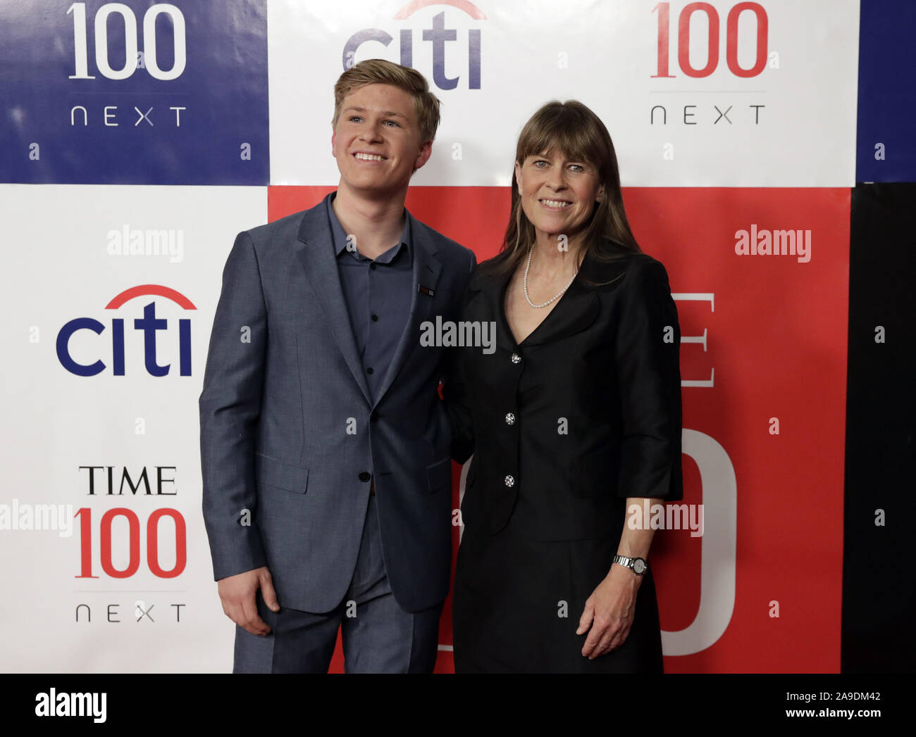 Robert Irwin e Terri Irwin arriva sul tappeto rosso al momento 100 il prossimo giovedì, 14 Novembre 2019 presso il Molo 17 nella città di New York. Il tempo ha celebrato il suo primo tempo annuale 100 successivo elenco di 100 individui che stanno plasmando il futuro dei loro campi. Foto di Jason Szenes/UPI Foto Stock