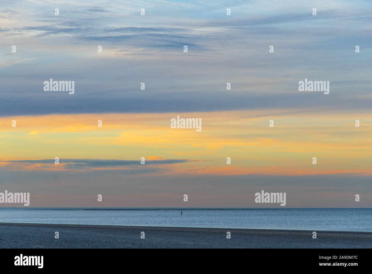 Impressionista cielo colorato sul Mare del Nord vicino a Renesse, Paesi Bassi Foto Stock