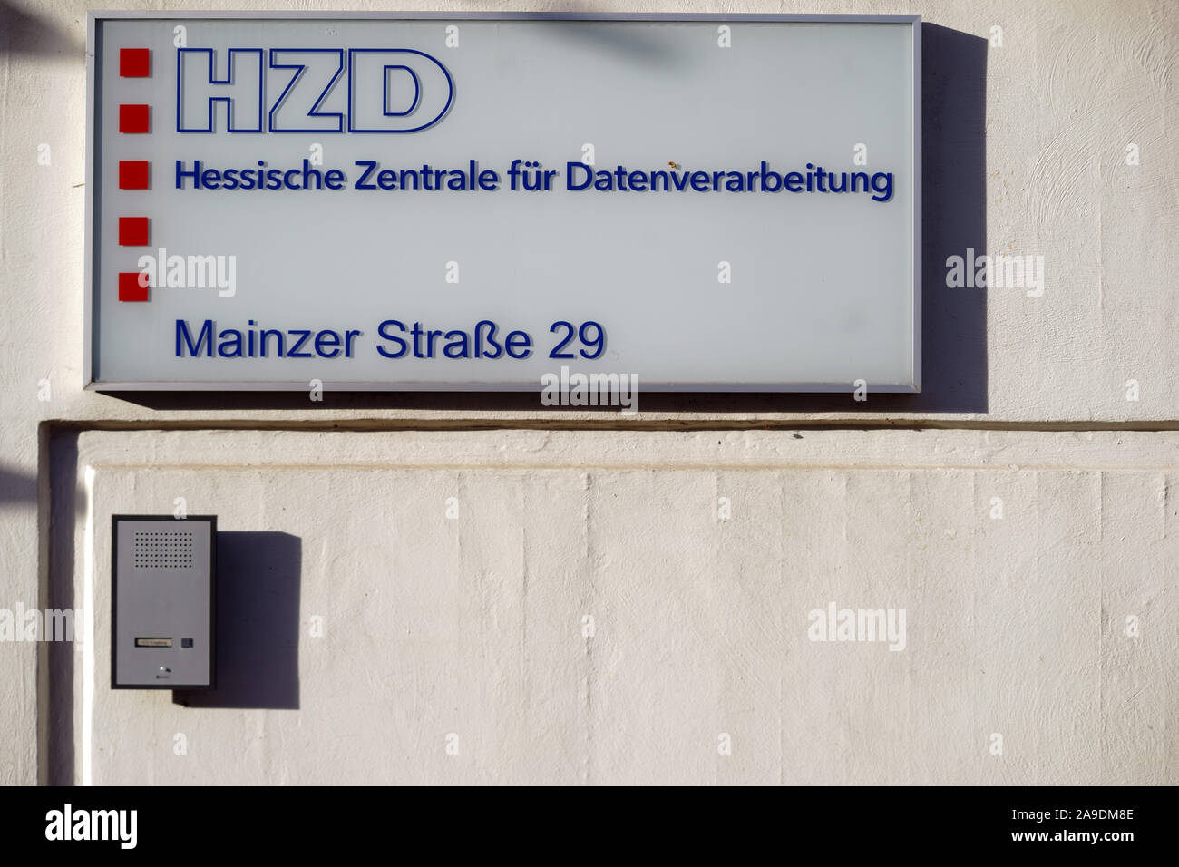 Il segno e la campana dell'Hessian ufficio centrale per l'elaborazione dei dati in Wiesbaden Foto Stock