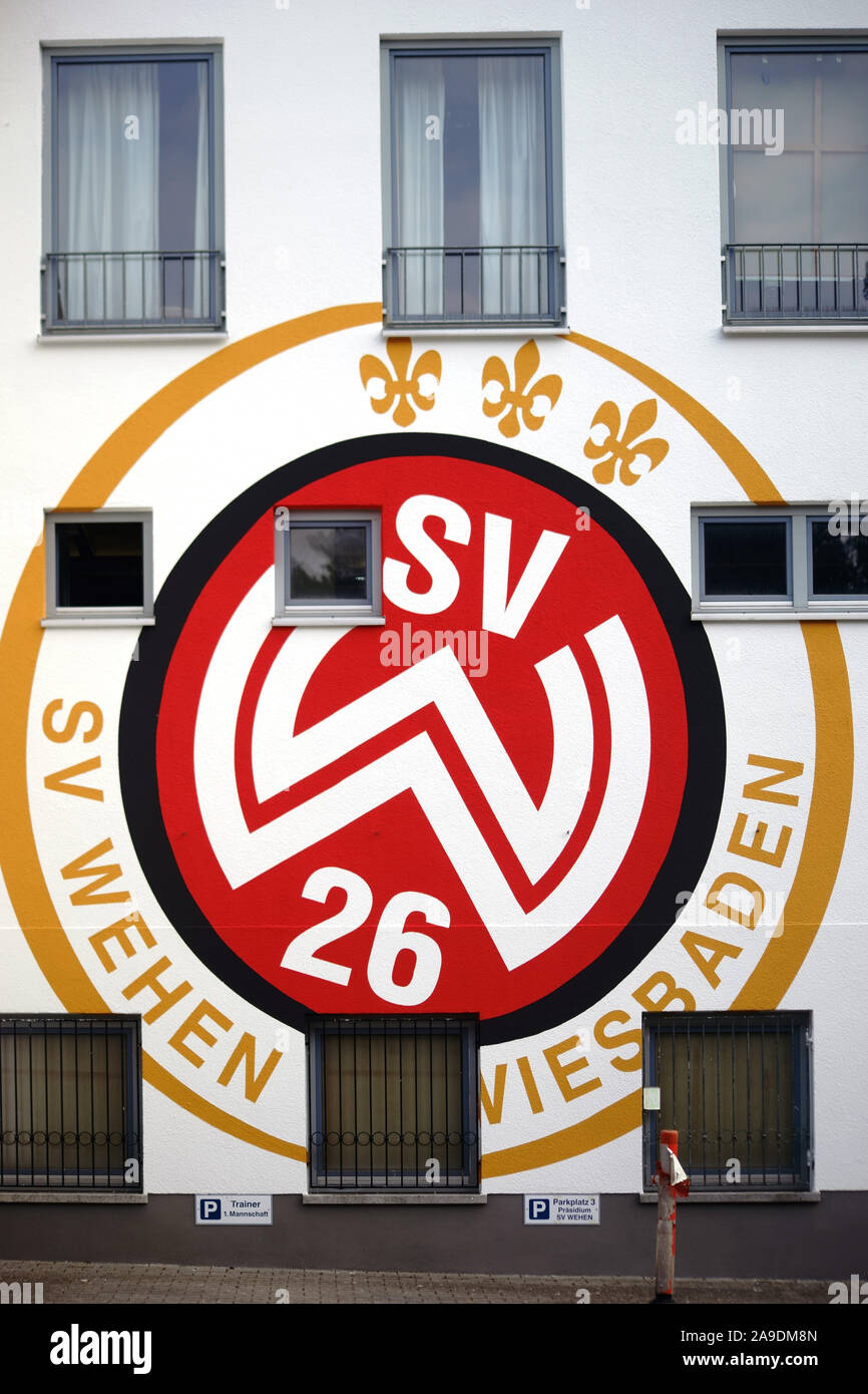 Lo stemma del club sportivo SV Wehen Wiesbaden sulla facciata di un edificio del club in Taunusstein-Wehen. Foto Stock