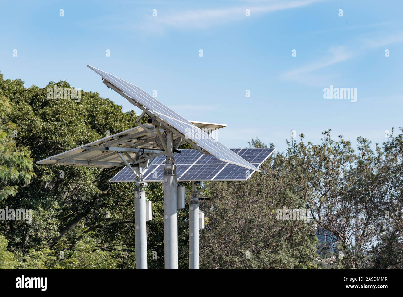 Asta regolabile montato su pannelli solari in un parco pubblico a sfere riserva di testa a Sydney. Alimentazione da pannelli viene utilizzata nelle vicinanze degli edifici connessi Foto Stock