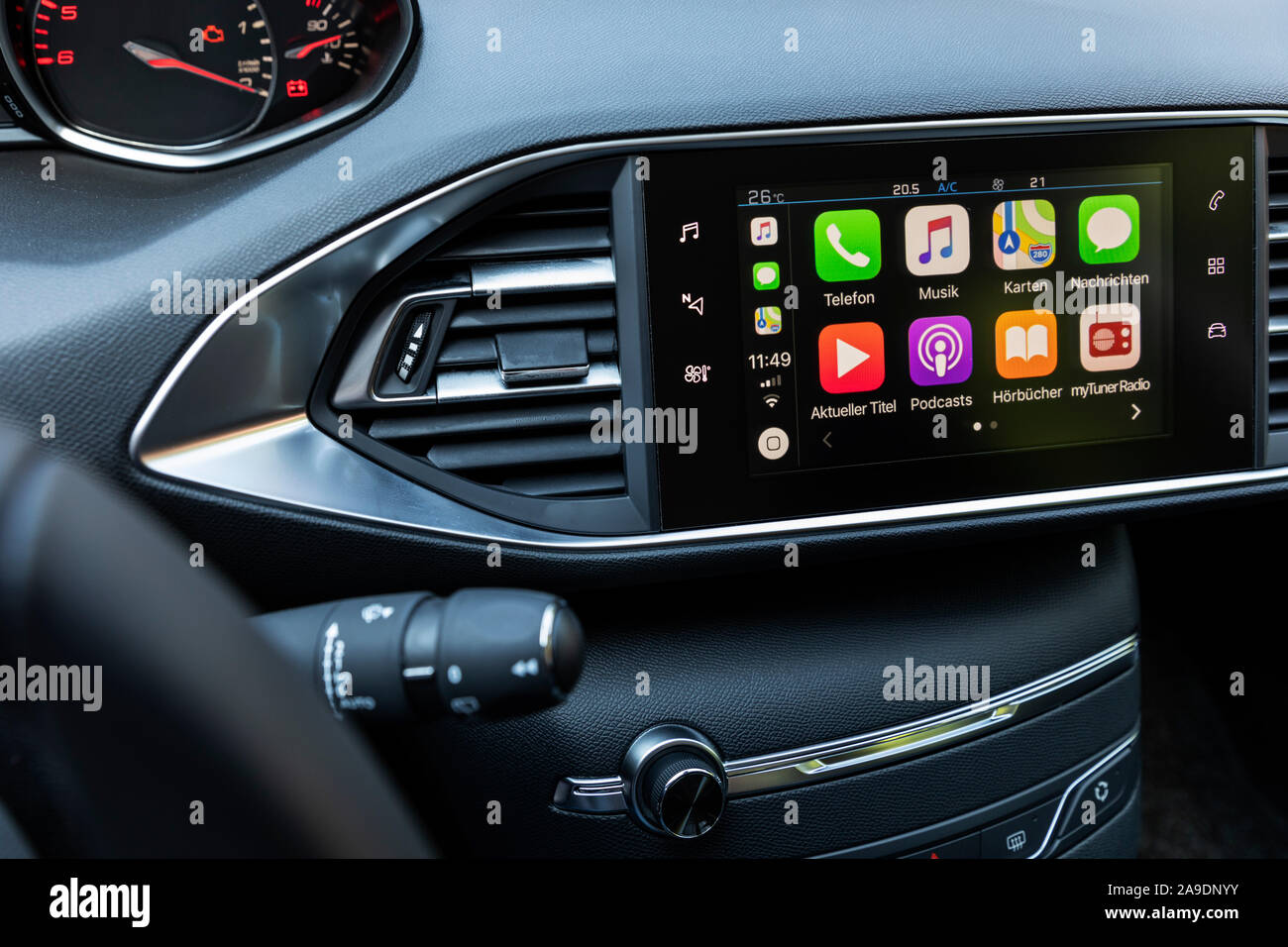 Apple CarPlay, display Touchscreen, cruscotto, iPhone X, auto, Peugeot 308  Foto stock - Alamy