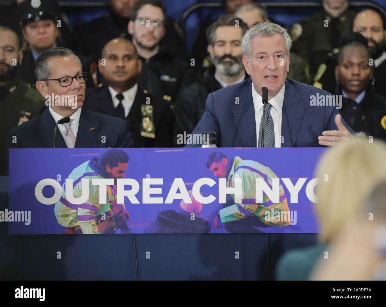 New York, NY, STATI UNITI D'AMERICA. Xiv Nov, 2019. 14 Street Y, New York, Stati Uniti d'America, 14 novembre 2019 - Sindaco di Bill de Blasio annuncia il lancio di Outreach NYC, una nuova città-wide, multi-agenzia sforzo per aiutare i senzatetto Newyorkesi in tutti i cinque boroughs con appena nominato Vice Sindaco per la salute e i servizi umani, il dott. Raul Perea-Henze, durante una conferenza stampa oggi al 14 Street Y in New York City.Foto: Luiz Rampelotto/EuropaNewswire.Photo credit obbligatorio. Credito: Luiz Rampelotto/ZUMA filo/Alamy Live News Foto Stock