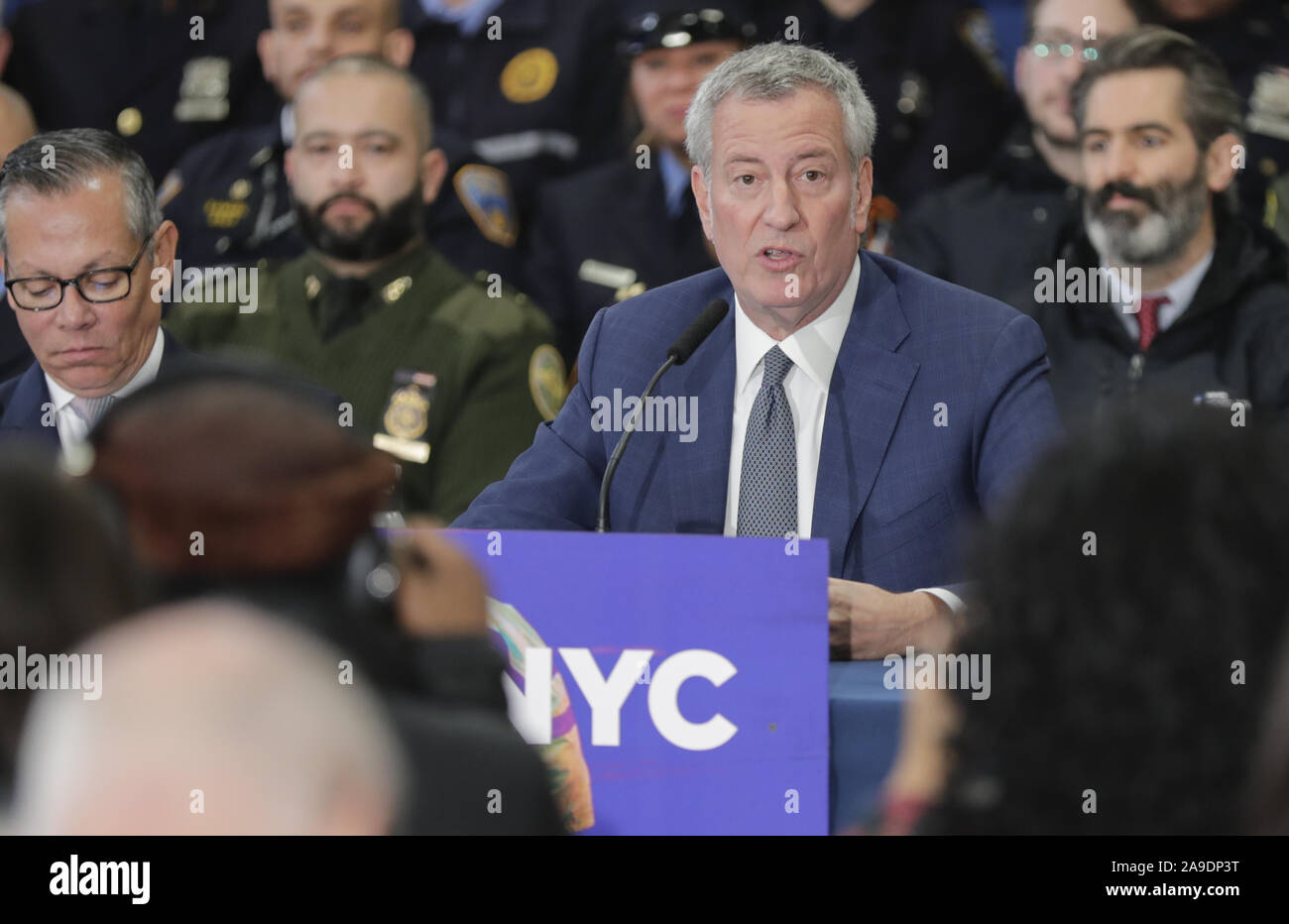 New York, NY, STATI UNITI D'AMERICA. Xiv Nov, 2019. 14 Street Y, New York, Stati Uniti d'America, 14 novembre 2019 - Sindaco di Bill de Blasio annuncia il lancio di Outreach NYC, una nuova città-wide, multi-agenzia sforzo per aiutare i senzatetto Newyorkesi in tutti i cinque boroughs con appena nominato Vice Sindaco per la salute e i servizi umani, il dott. Raul Perea-Henze, durante una conferenza stampa oggi al 14 Street Y in New York City.Foto: Luiz Rampelotto/EuropaNewswire.Photo credit obbligatorio. Credito: Luiz Rampelotto/ZUMA filo/Alamy Live News Foto Stock