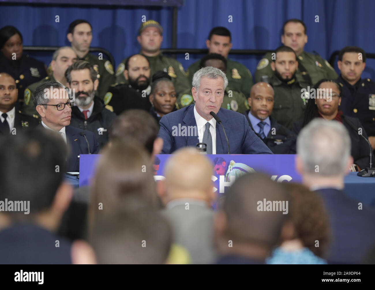 New York, NY, STATI UNITI D'AMERICA. Xiv Nov, 2019. 14 Street Y, New York, Stati Uniti d'America, 14 novembre 2019 - Sindaco di Bill de Blasio annuncia il lancio di Outreach NYC, una nuova città-wide, multi-agenzia sforzo per aiutare i senzatetto Newyorkesi in tutti i cinque boroughs con appena nominato Vice Sindaco per la salute e i servizi umani, il dott. Raul Perea-Henze, durante una conferenza stampa oggi al 14 Street Y in New York City.Foto: Luiz Rampelotto/EuropaNewswire.Photo credit obbligatorio. Credito: Luiz Rampelotto/ZUMA filo/Alamy Live News Foto Stock