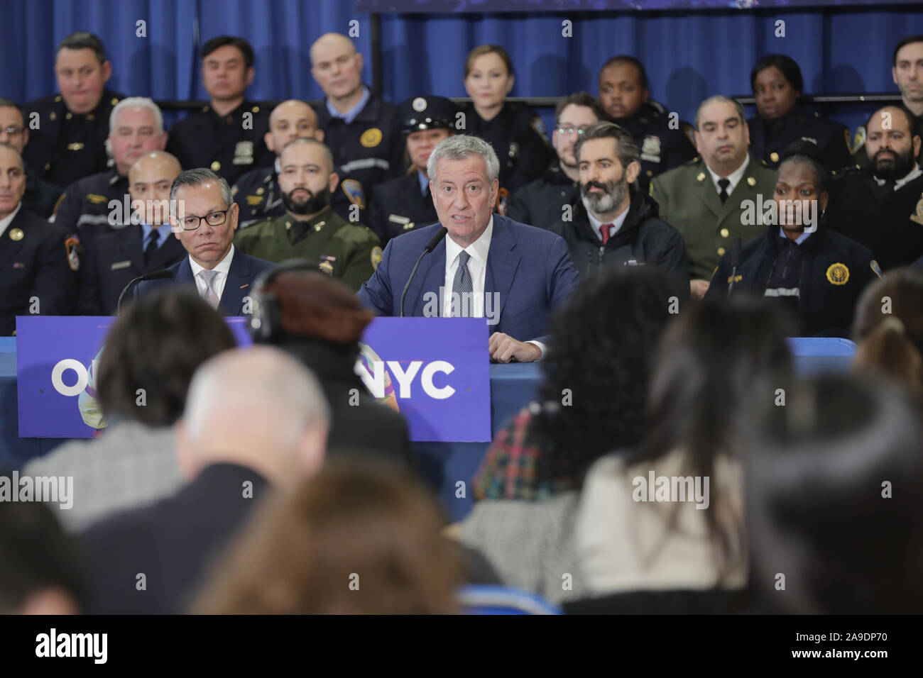 New York, NY, STATI UNITI D'AMERICA. Xiv Nov, 2019. 14 Street Y, New York, Stati Uniti d'America, 14 novembre 2019 - Sindaco di Bill de Blasio annuncia il lancio di Outreach NYC, una nuova città-wide, multi-agenzia sforzo per aiutare i senzatetto Newyorkesi in tutti i cinque boroughs con appena nominato Vice Sindaco per la salute e i servizi umani, il dott. Raul Perea-Henze, durante una conferenza stampa oggi al 14 Street Y in New York City.Foto: Luiz Rampelotto/EuropaNewswire.Photo credit obbligatorio. Credito: Luiz Rampelotto/ZUMA filo/Alamy Live News Foto Stock