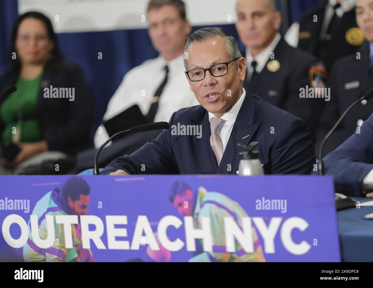 New York, NY, STATI UNITI D'AMERICA. Xiv Nov, 2019. 14 Street Y, New York, Stati Uniti d'America, 14 novembre 2019 - Sindaco di Bill de Blasio annuncia il lancio di Outreach NYC, una nuova città-wide, multi-agenzia sforzo per aiutare i senzatetto Newyorkesi in tutti i cinque boroughs con appena nominato Vice Sindaco per la salute e i servizi umani, il dott. Raul Perea-Henze, durante una conferenza stampa oggi al 14 Street Y in New York City.Foto: Luiz Rampelotto/EuropaNewswire.Photo credit obbligatorio. Credito: Luiz Rampelotto/ZUMA filo/Alamy Live News Foto Stock