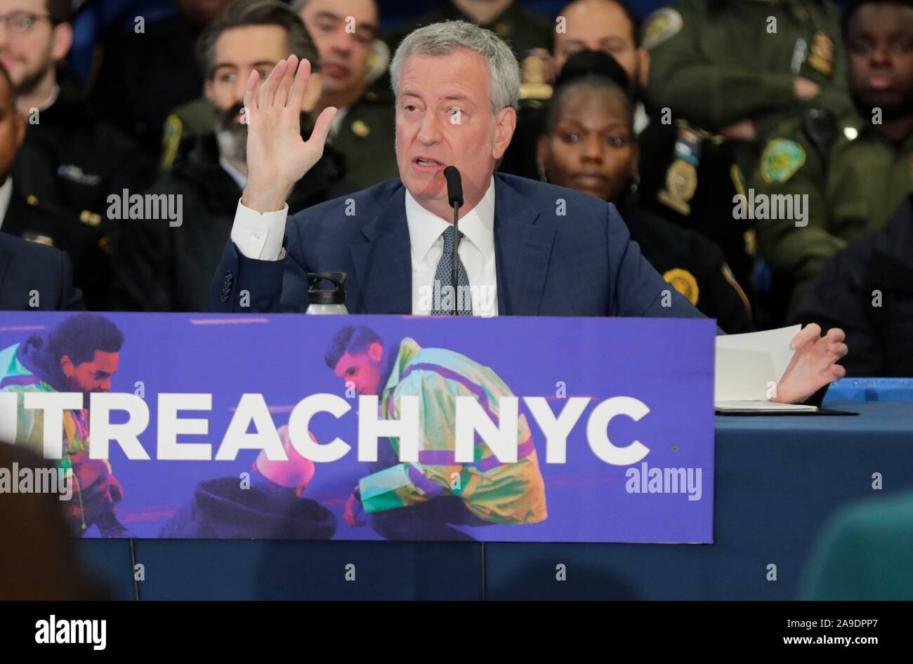 14 Street Y, New York, Stati Uniti d'America, 14 novembre 2019 - Sindaco di Bill de Blasio annuncia il lancio di Outreach NYC, una nuova città-wide, multi-agenzia sforzo per aiutare i senzatetto Newyorkesi in tutti i cinque boroughs con appena nominato Vice Sindaco per la salute e i servizi umani, il dott. Raul Perea-Henze, durante una conferenza stampa oggi al 14 Street Y in New York City.Foto: Luiz Rampelotto/EuropaNewswire PHOTO CREDIT OBBLIGATORIO. | Utilizzo di tutto il mondo Foto Stock