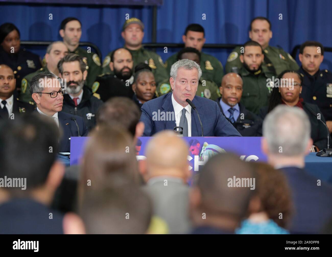 14 Street Y, New York, Stati Uniti d'America, 14 novembre 2019 - Sindaco di Bill de Blasio annuncia il lancio di Outreach NYC, una nuova città-wide, multi-agenzia sforzo per aiutare i senzatetto Newyorkesi in tutti i cinque boroughs con appena nominato Vice Sindaco per la salute e i servizi umani, il dott. Raul Perea-Henze, durante una conferenza stampa oggi al 14 Street Y in New York City.Foto: Luiz Rampelotto/EuropaNewswire PHOTO CREDIT OBBLIGATORIO. | Utilizzo di tutto il mondo Foto Stock