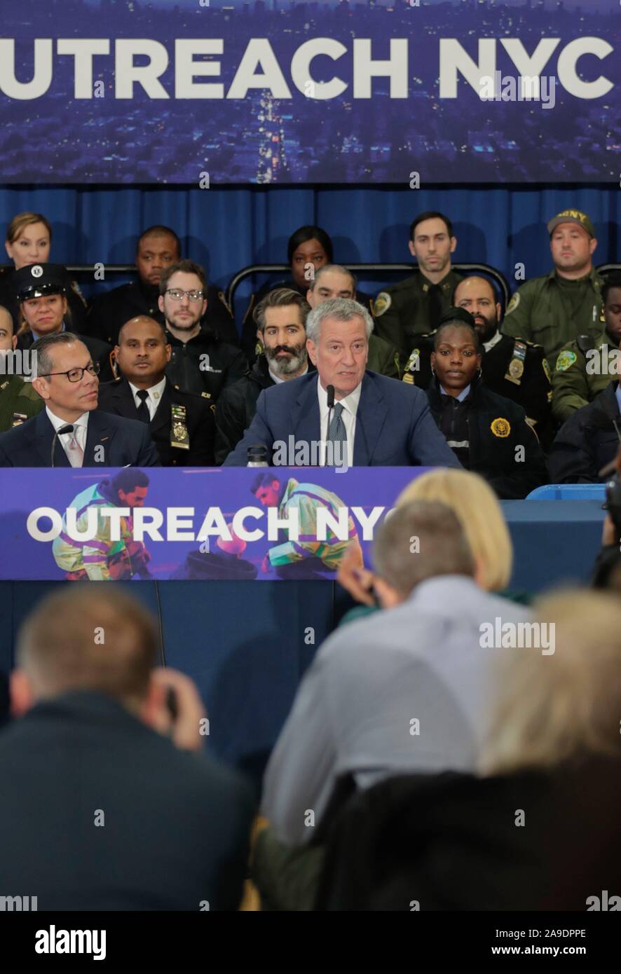 14 Street Y, New York, Stati Uniti d'America, 14 novembre 2019 - Sindaco di Bill de Blasio annuncia il lancio di Outreach NYC, una nuova città-wide, multi-agenzia sforzo per aiutare i senzatetto Newyorkesi in tutti i cinque boroughs con appena nominato Vice Sindaco per la salute e i servizi umani, il dott. Raul Perea-Henze, durante una conferenza stampa oggi al 14 Street Y in New York City.Foto: Luiz Rampelotto/EuropaNewswire PHOTO CREDIT OBBLIGATORIO. | Utilizzo di tutto il mondo Foto Stock