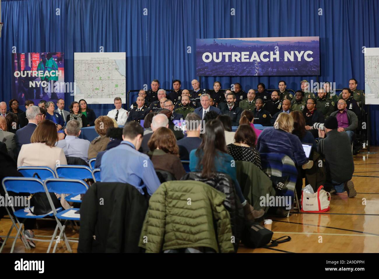 14 Street Y, New York, Stati Uniti d'America, 14 novembre 2019 - Sindaco di Bill de Blasio annuncia il lancio di Outreach NYC, una nuova città-wide, multi-agenzia sforzo per aiutare i senzatetto Newyorkesi in tutti i cinque boroughs con appena nominato Vice Sindaco per la salute e i servizi umani, il dott. Raul Perea-Henze, durante una conferenza stampa oggi al 14 Street Y in New York City.Foto: Luiz Rampelotto/EuropaNewswire PHOTO CREDIT OBBLIGATORIO. | Utilizzo di tutto il mondo Foto Stock
