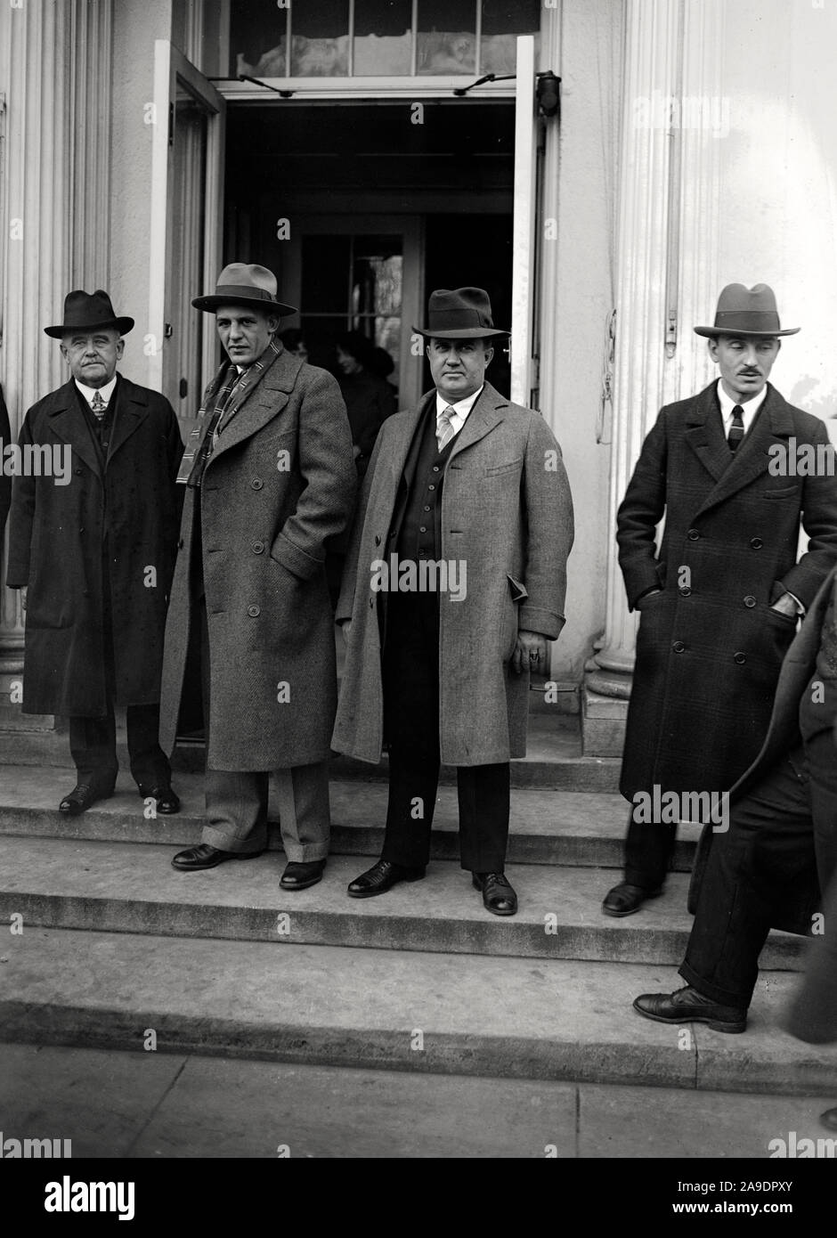 Red Grange (secondo da sinistra) con il senatore William B. McKinley e rappresentante William P. Holaday a Washington nel 1925. McKinley introdotto Grange e la porta al Presidente Calvin Coolidge. Foto Stock