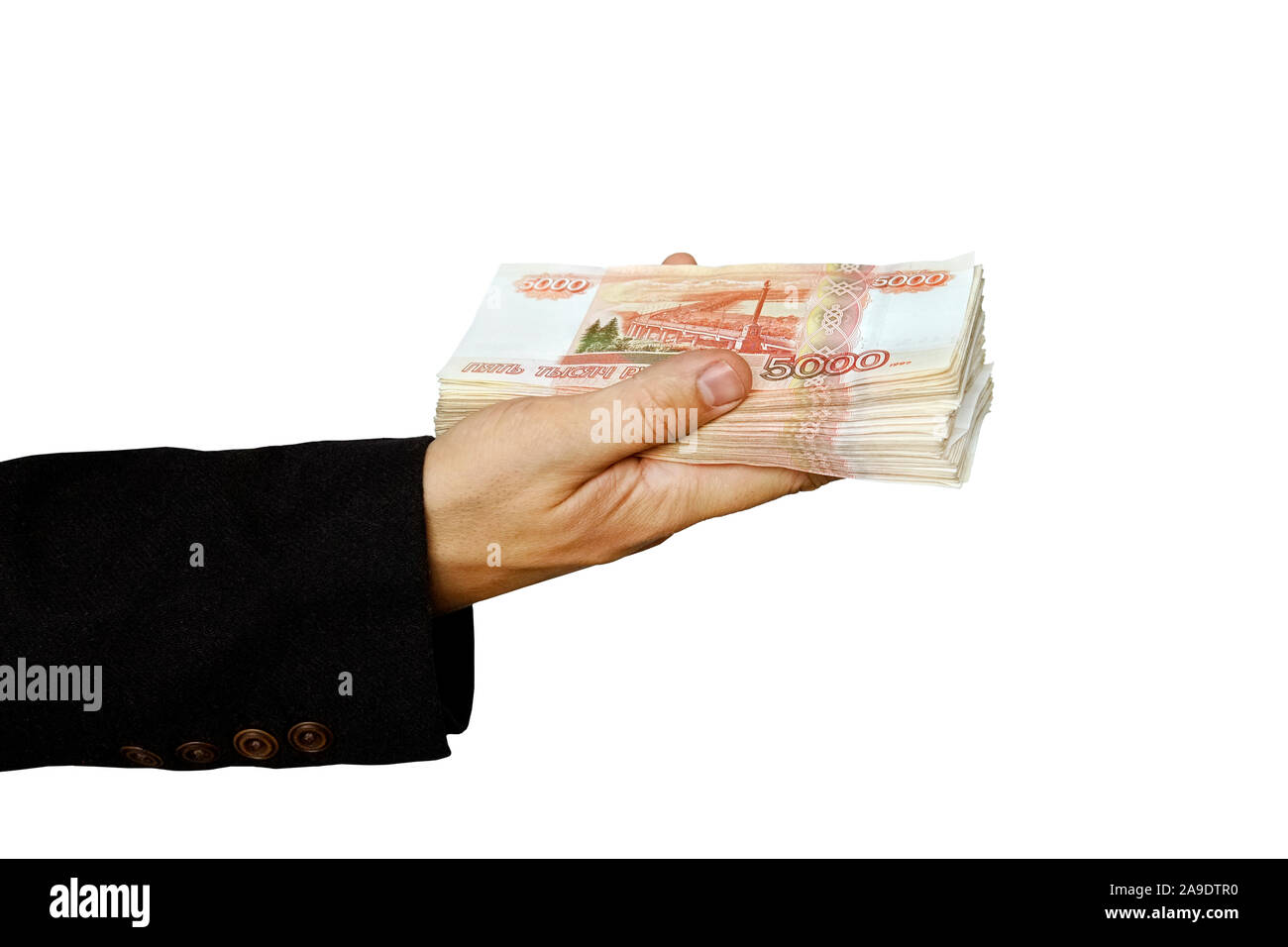 Il russo banconota 5000 rubli in mano di uomini isolati su sfondo bianco. Foto Stock
