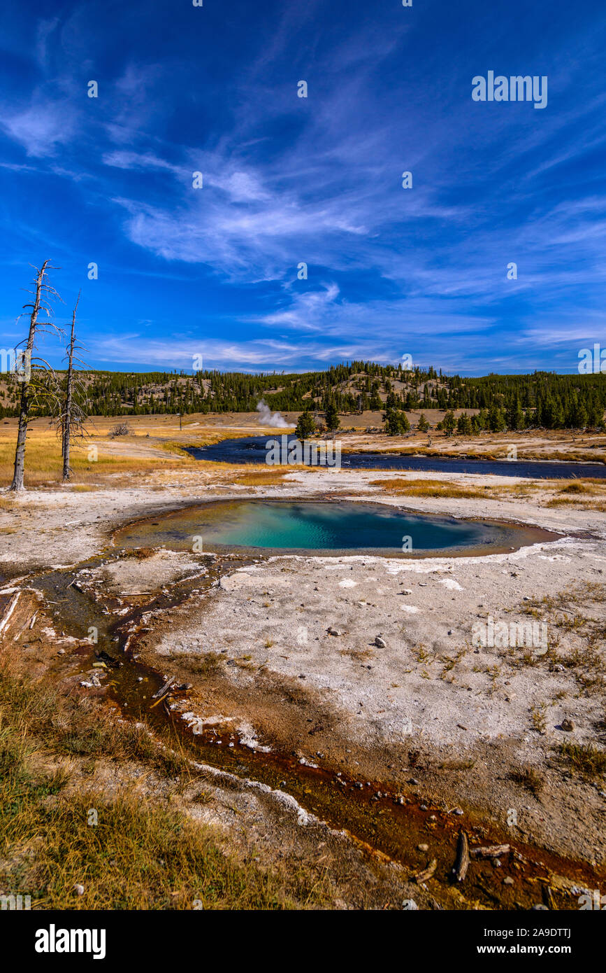 Stati Uniti d'America, Wyoming, il Parco Nazionale di Yellowstone, Midway Geyser Basin, nameless primavera calda con Firehole River Foto Stock