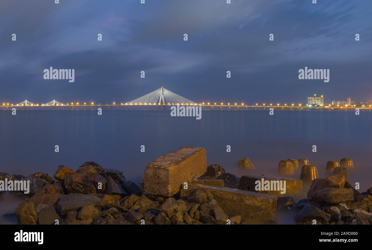 Mare Bandra-Worli link Bridge visto post tramonto dalla spiaggia di Dadar,Mumbai,Maharashtra, India Foto Stock