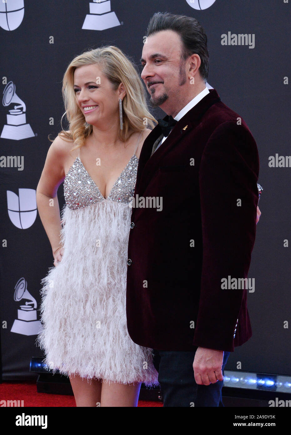 Las Vegas, Stati Uniti. Xiv Nov, 2019. Musicista Tim Palmer (R) e Veronica Palmer arrivano sul tappeto rosso per il ventesimo annuale di Latin Grammy Awards per onorare il cantante colombiano Juanes a MGM Grand Convention Center di Las Vegas, Nevada Giovedì 14 Novembre, 2019. Foto di Jim Ruymen/UPI Credito: UPI/Alamy Live News Foto Stock