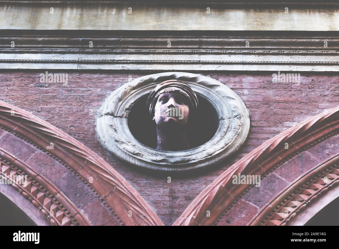 Grazia nota con stucco in un arcade a Bologna, Italia, Europa Foto Stock