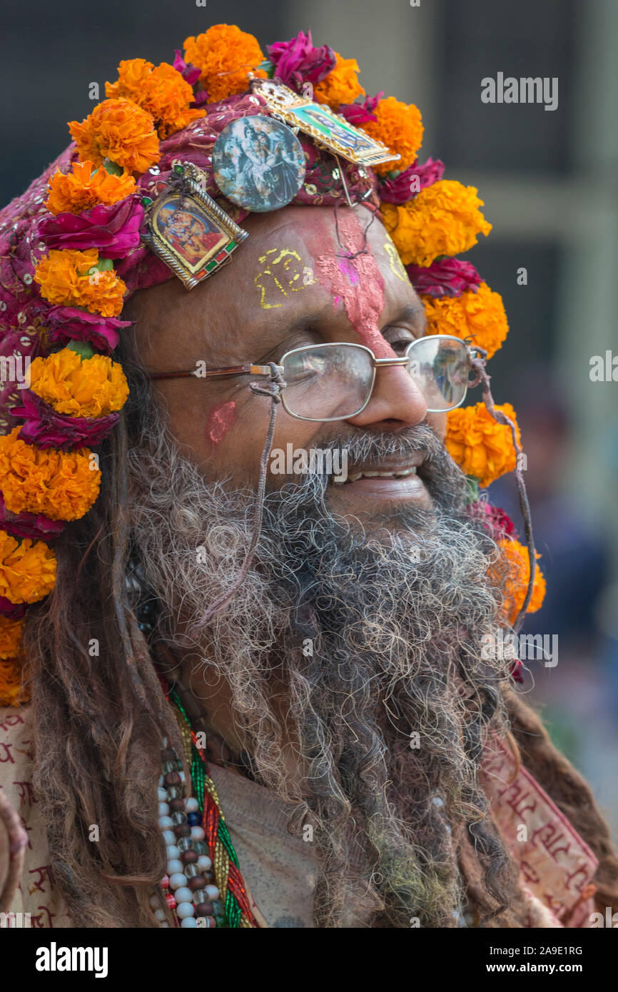 Sadhu con barba lunga e tagete collana, Mathura, Uttarpradesh, India Foto Stock