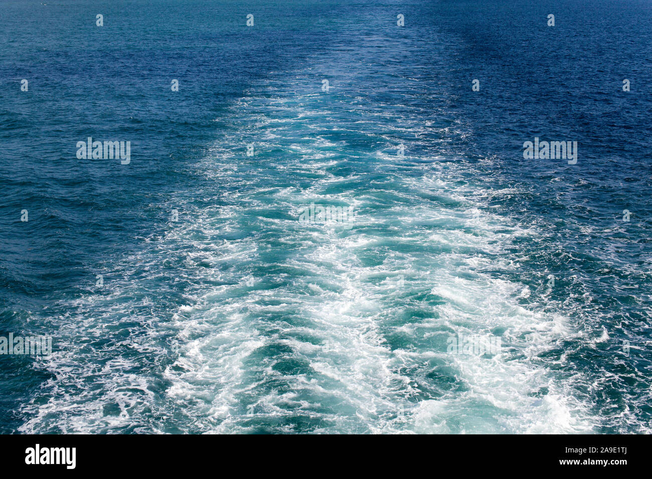 Scie di nave sul mare Foto Stock