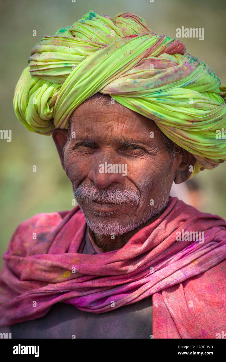 Uomo in colouful turbante, Ritratto, Mathura, Uttarpradesh, India Foto Stock