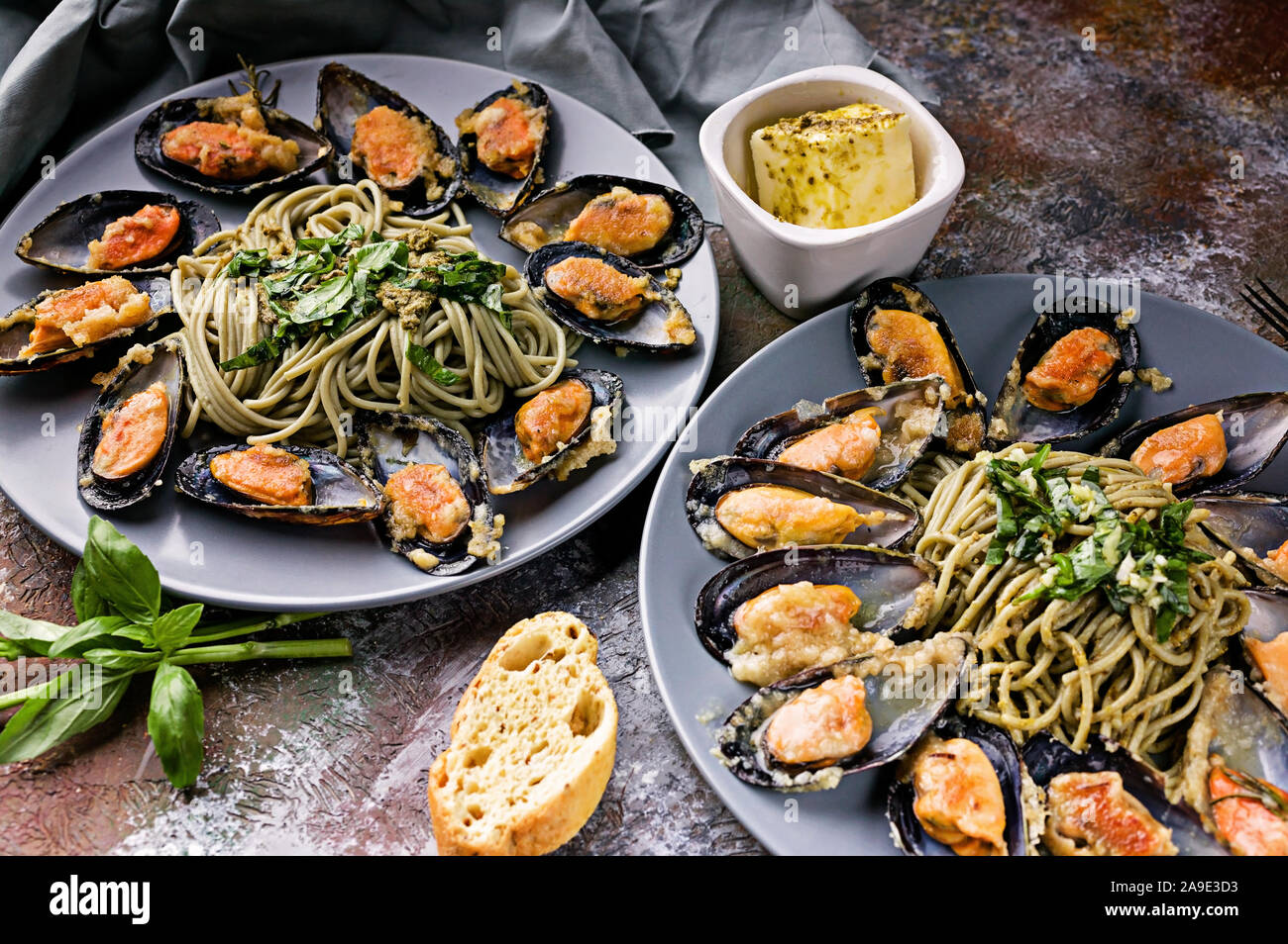 Deliziosi piatti di pasta. Cozze fresche e pasta al pesto. Cucina mediterranea. Foto Stock