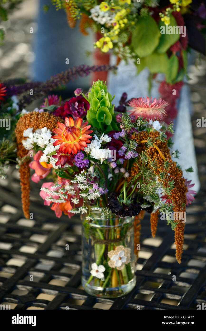 Fiori recisi, fiori recisi,display,visualizza,disposizione,regime,annuari,piante perenni,mix,miscelati,fiori recisi freschi,giardino,vaso,jar,vasi,vasi,RM floreali Foto Stock