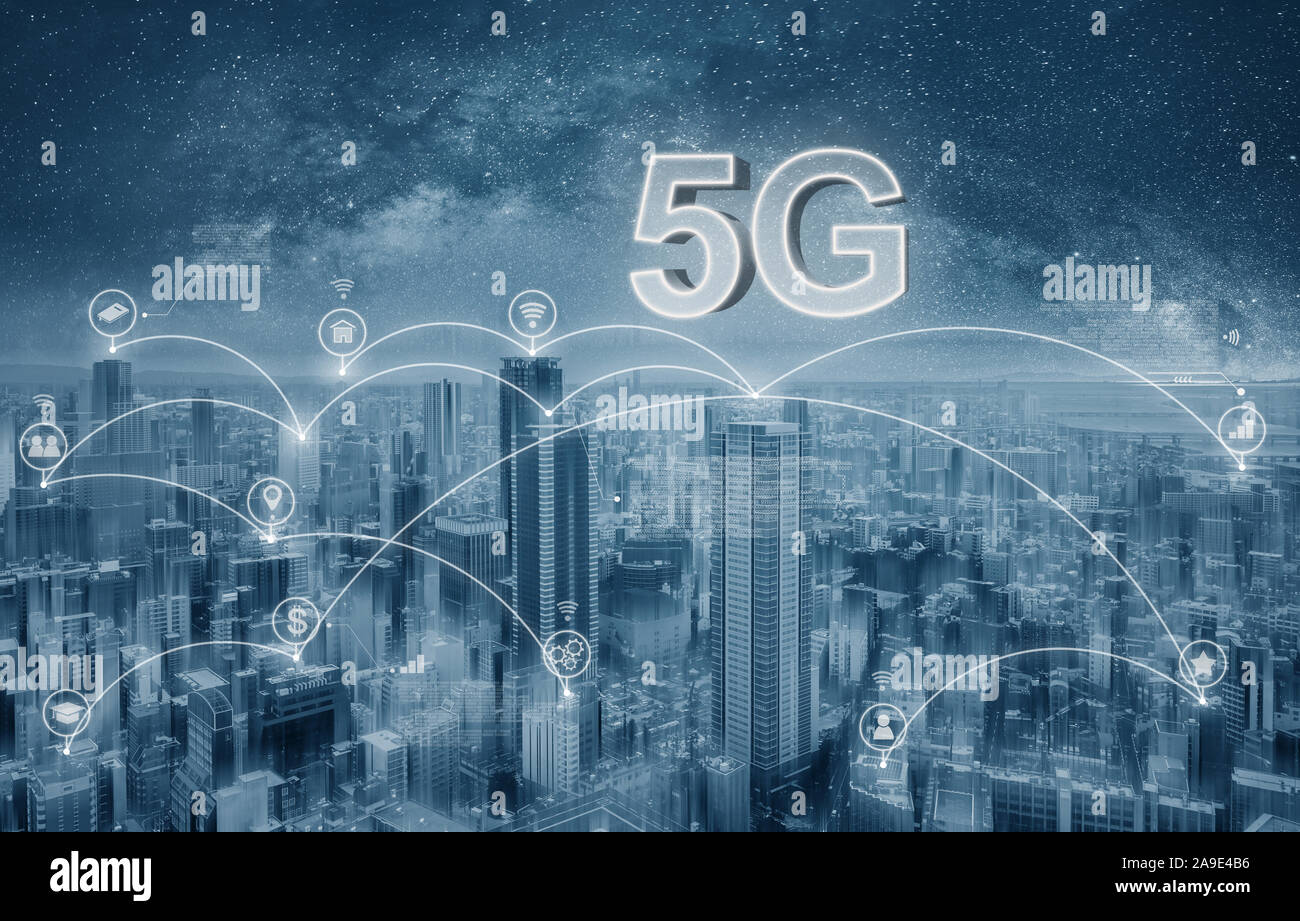 Città futuristica con 5G internet e le icone delle applicazioni, Smart city Foto Stock