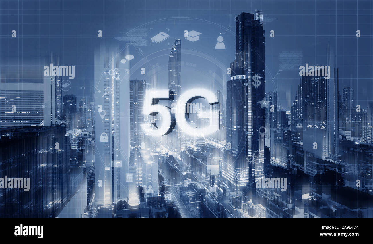 Città futuristica con 5G internet e le icone delle applicazioni, Smart city Foto Stock