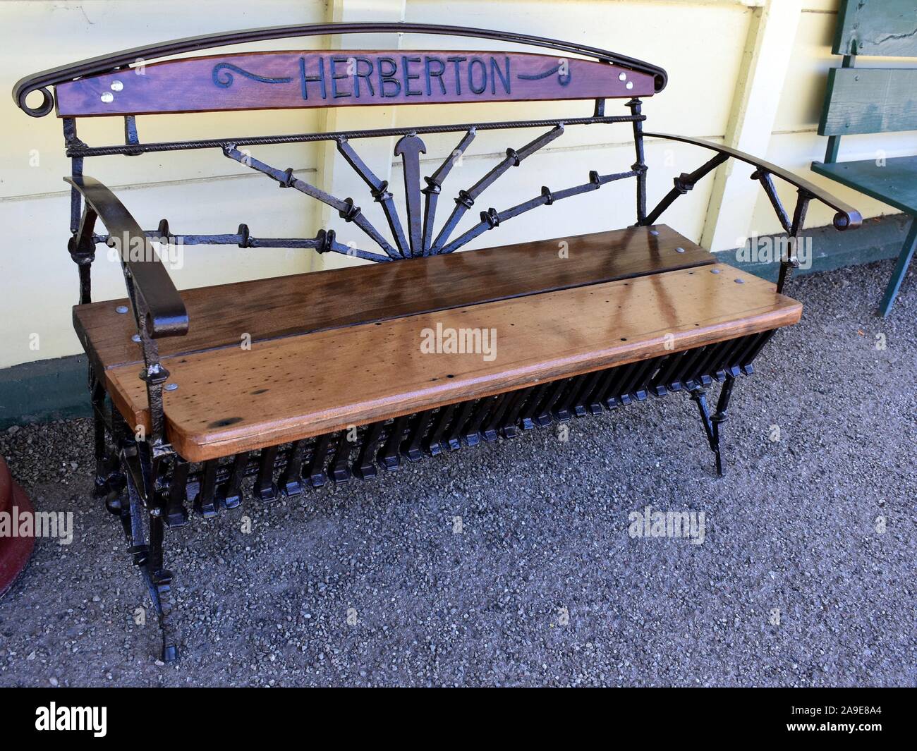 Una stazione ferroviaria sedile unico realizzato dalla vecchia linea ferroviaria spikes" Foto Stock