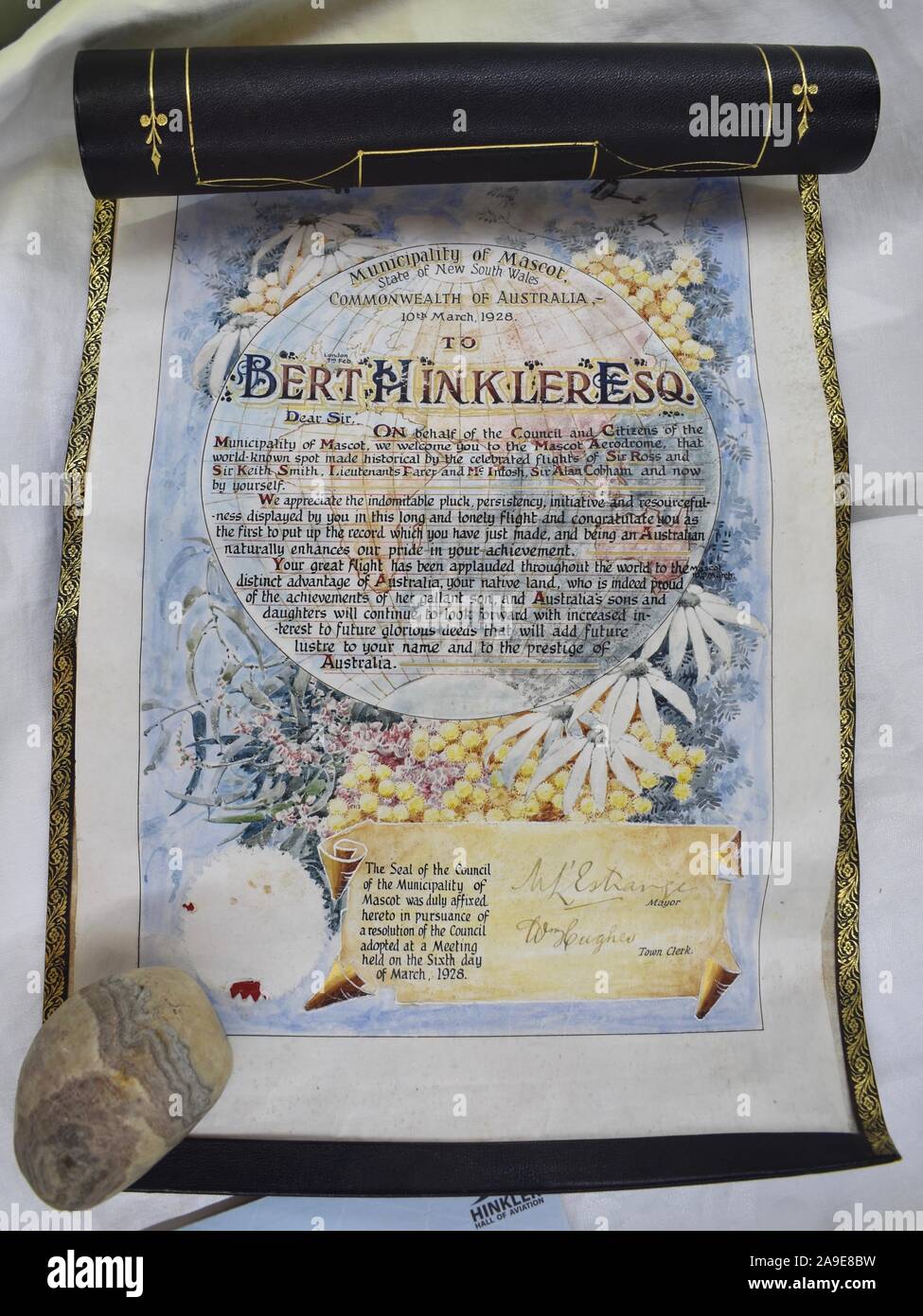 Una piaga che ha presentato a Bert Hinkler in commemorazione della sua storica solo voli in tutto il mondo Foto Stock
