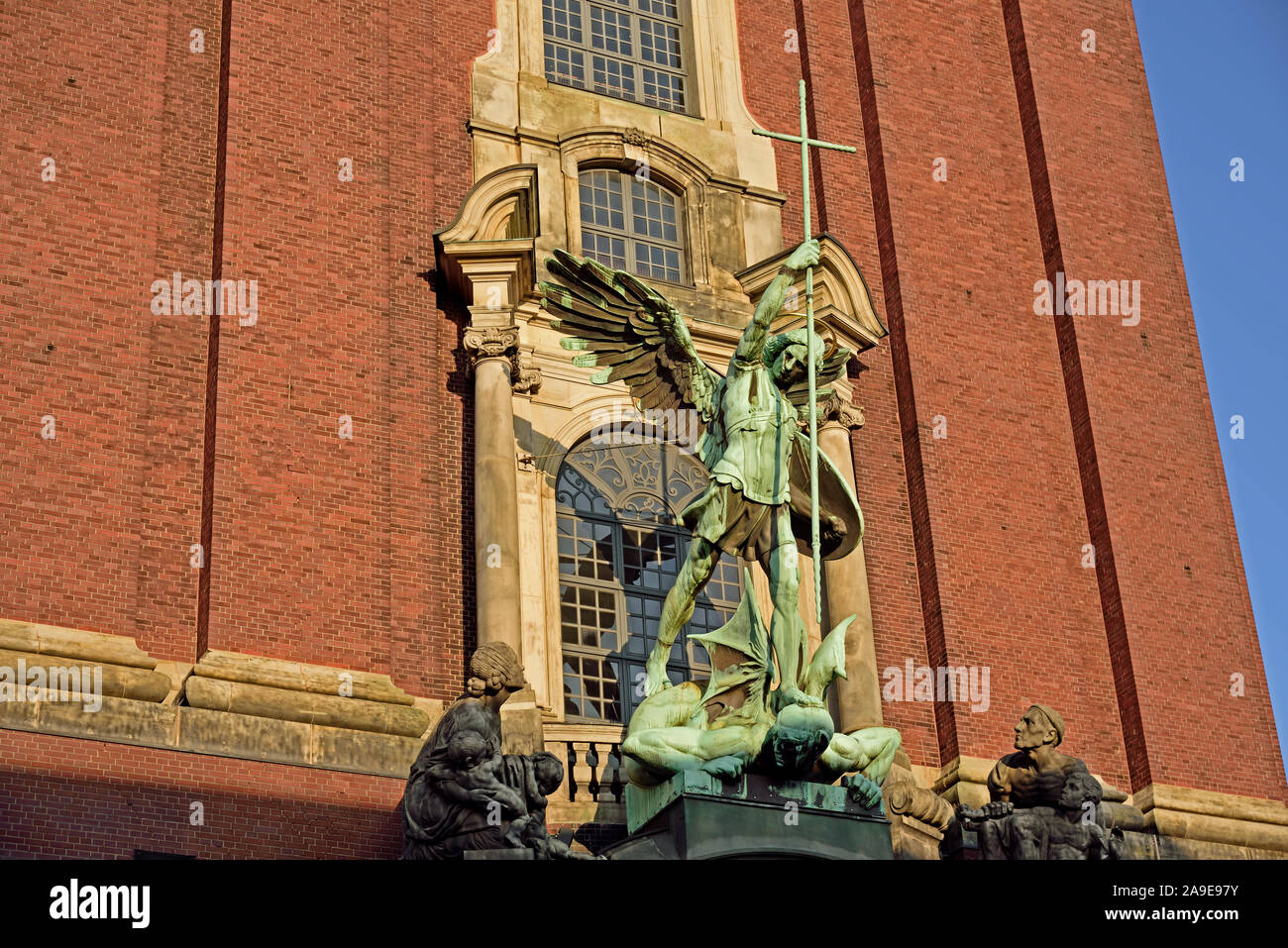 L'Europa, Germania, Amburgo, la città, la principale chiesa San Michaelis, carattere di bronzo di San Michele e il drago cacciatrice sopra il portale principale Foto Stock