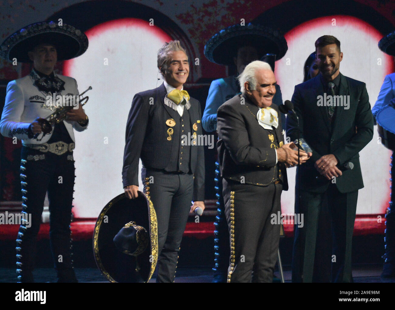 Las Vegas, Stati Uniti. Xiv Nov, 2019. Vicente Fernandez riceve il Premio de la Presidencia premio durante il ventesimo annuale di Latin Grammy Awards per onorare il cantante colombiano Juanes a MGM Grand Convention Center di Las Vegas, Nevada Giovedì 14 Novembre, 2019. Foto di Jim Ruymen/UPI Credito: UPI/Alamy Live News Foto Stock