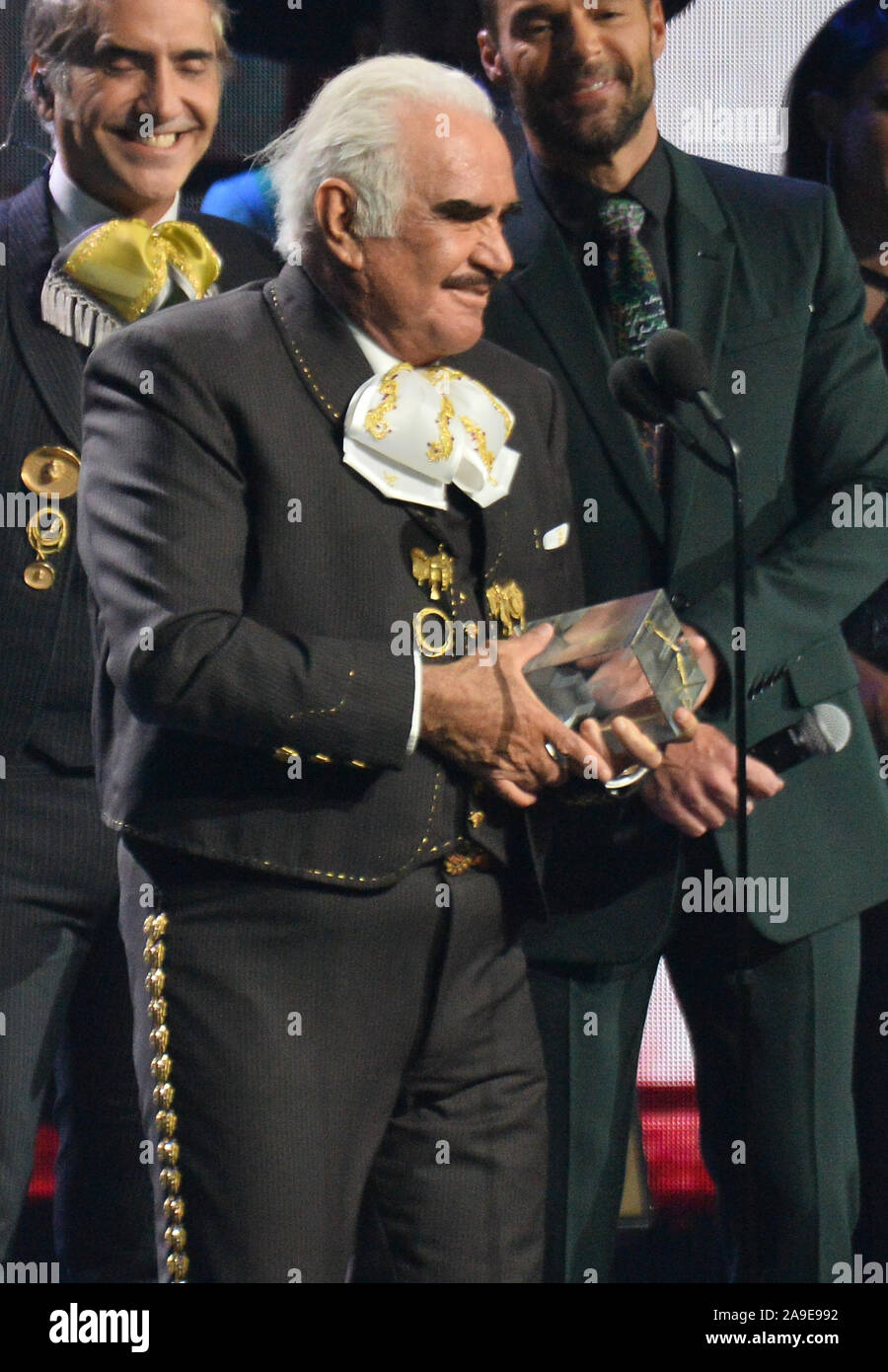 Las Vegas, Stati Uniti. Xiv Nov, 2019. Vicente Fernandez riceve il Premio de la Presidencia premio durante il ventesimo annuale di Latin Grammy Awards per onorare il cantante colombiano Juanes a MGM Grand Convention Center di Las Vegas, Nevada Giovedì 14 Novembre, 2019. Foto di Jim Ruymen/UPI Credito: UPI/Alamy Live News Foto Stock