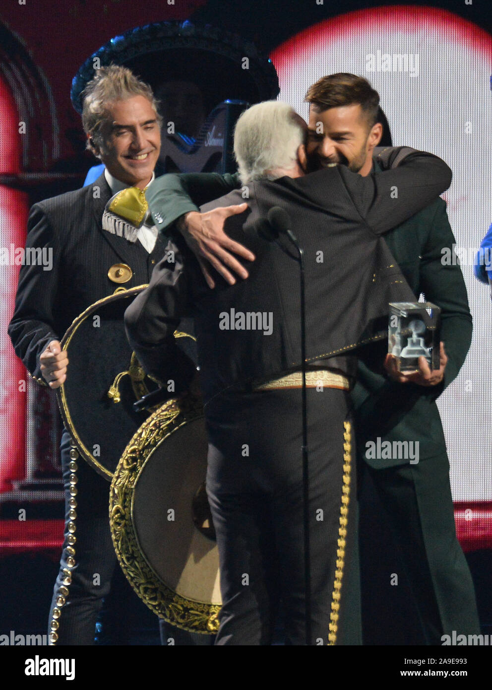 Las Vegas, Stati Uniti. Xiv Nov, 2019. (L-R) Vicente Fernandez riceve il Premio de la Presidencia award da host Ricky Martin durante il ventesimo annuale di Latin Grammy Awards per onorare il cantante colombiano Juanes a MGM Grand Convention Center di Las Vegas, Nevada Giovedì 14 Novembre, 2019. Foto di Jim Ruymen/UPI Credito: UPI/Alamy Live News Foto Stock