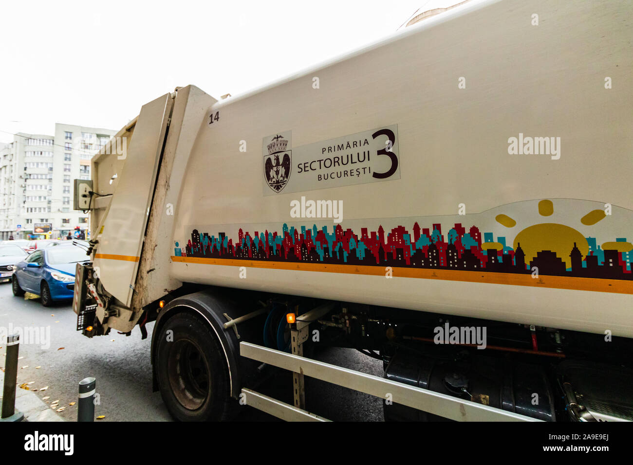 Camion della spazzatura in mattinata il traffico sulle strade di Bucarest, Romania, 2019 Foto Stock