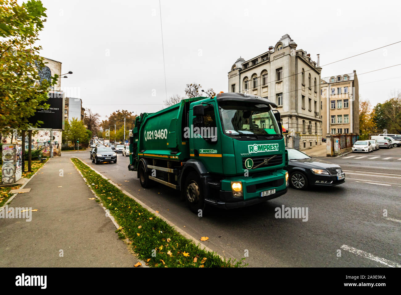 Camion della spazzatura in mattinata il traffico sulle strade di Bucarest, Romania, 2019 Foto Stock