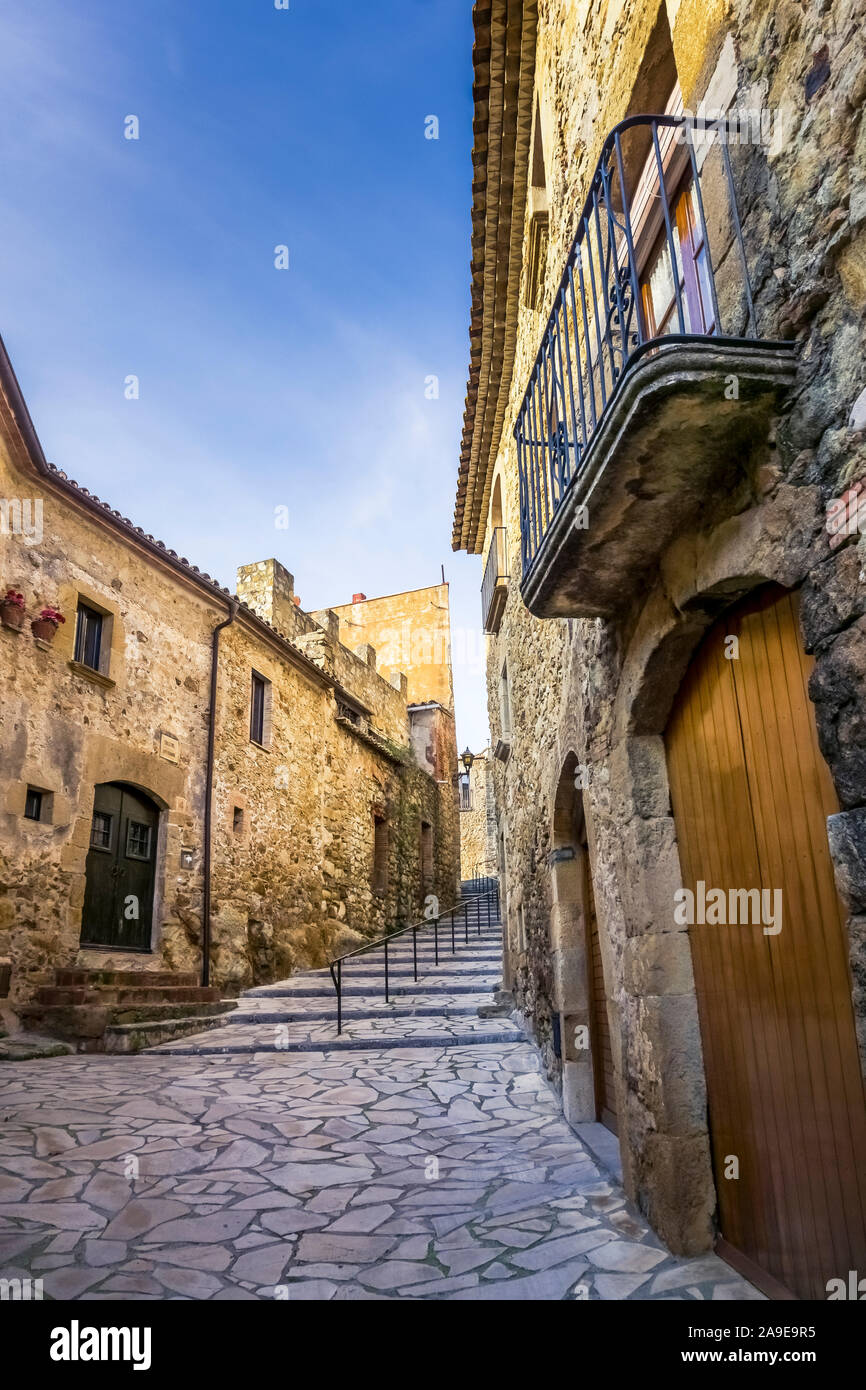 Village lane in Pals in autunno, i beni culturali di interesse nazionale. Foto Stock