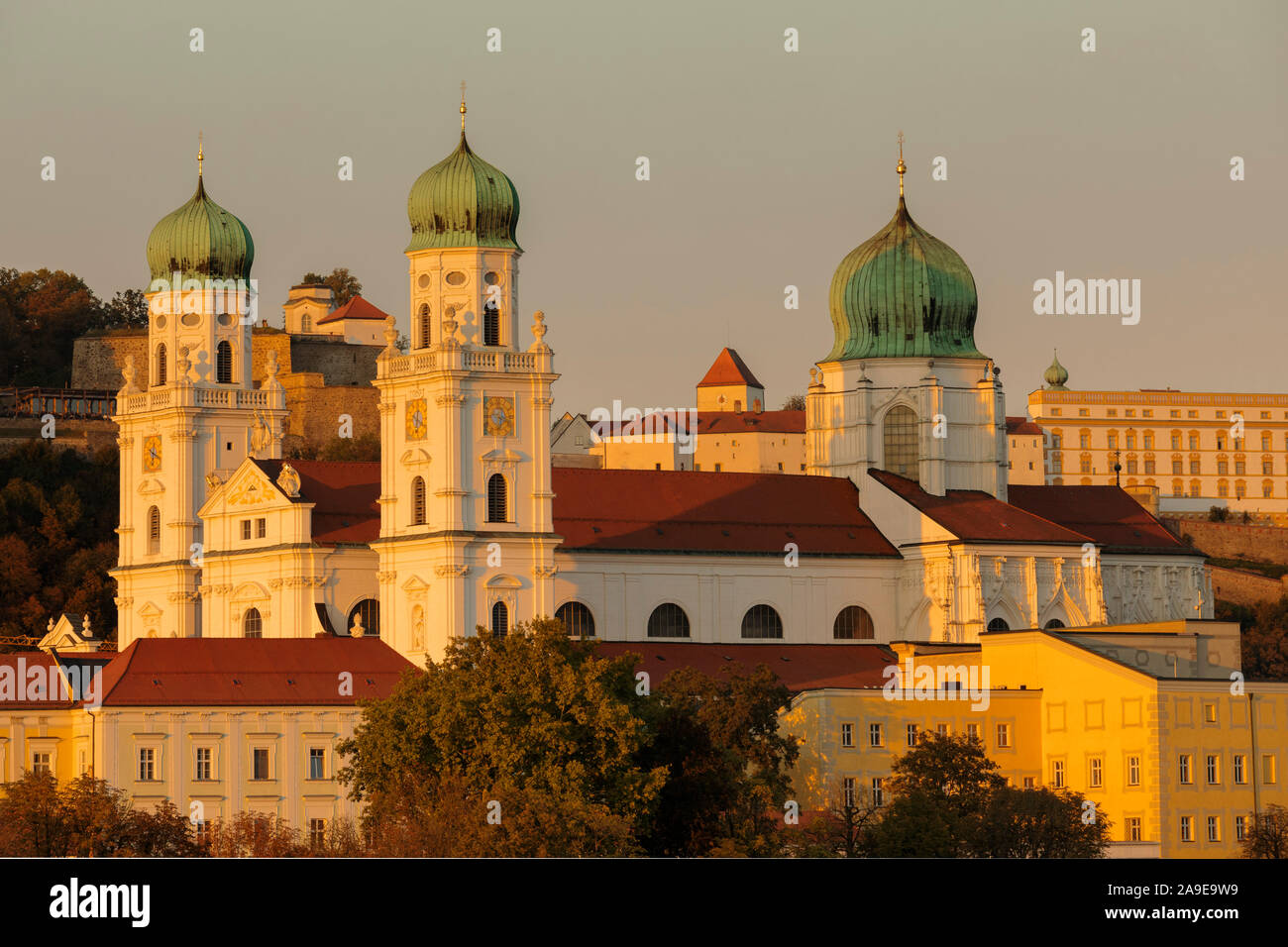 Vista della cattedrale di Santo Stefano, veste superiore dietro casa, Passau, Bassa Baviera, Baviera, Germania Foto Stock