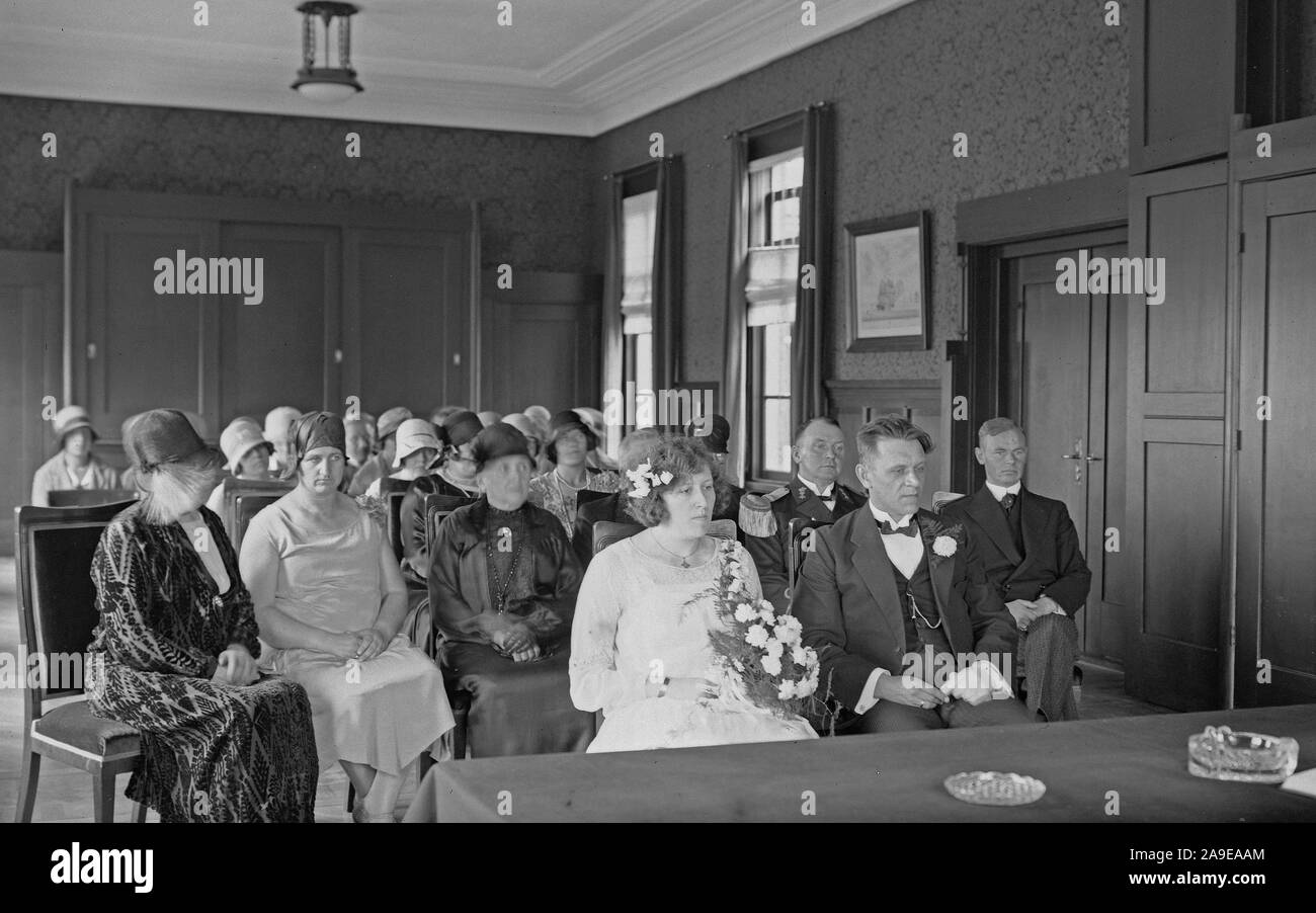 Paesi Bassi - Storia - City Hall sala nozze con coppia di sposi e ospiti durante il matrimonio civile ca. 1930 (sconosciuto città olandese) Foto Stock