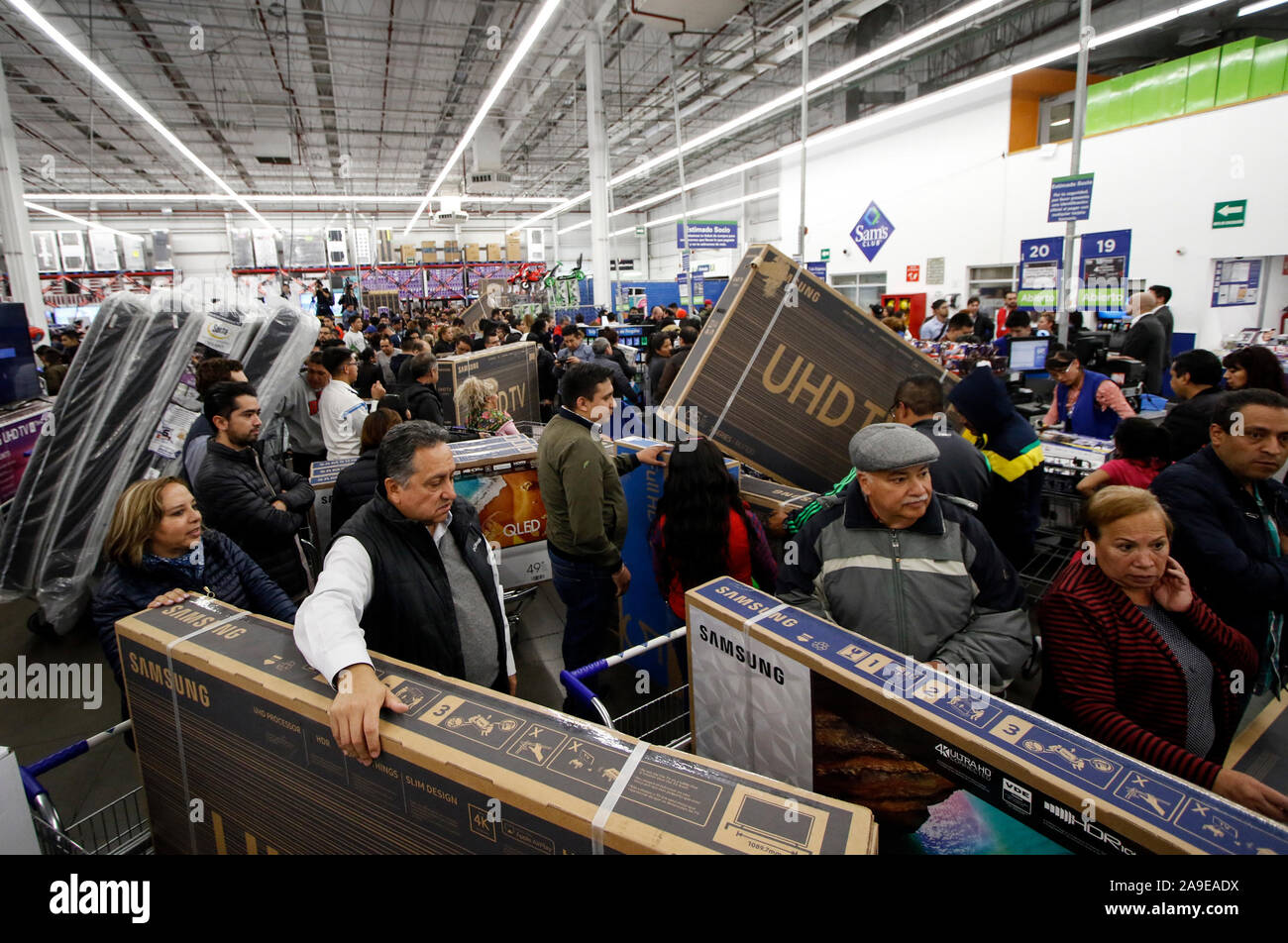 Città del Messico. Xiv Nov, 2019. La gente acquista in un self-service durante la fase iniziale della vendita speciale chiamato 'l'irresistibile Weekend", Città del Messico il 9 novembre 14, 2019. 'L'irresistibile week-end' è iniziato il primo minuto di giovedì, 24 ore prima di iniziare il tradizionale 'Buon Weekend' evento che mira a fomentare il commercio del paese. Credito: Francisco Canedo/Xinhua/Alamy Live News Foto Stock Città del Messico. Xiv Nov, 2019. La gente acquista in un self-service durante la fase iniziale della vendita speciale chiamato 'l'irresistibile Weekend", Città del Messico il 9 novembre 14, 2019. 'L'irresistibile week-end' è iniziato il primo minuto di giovedì, 24 ore prima di iniziare il tradizionale 'Buon Weekend' evento che mira a fomentare il commercio del paese. Credito: Francisco Canedo/Xinhua/Alamy Live News Foto Stock