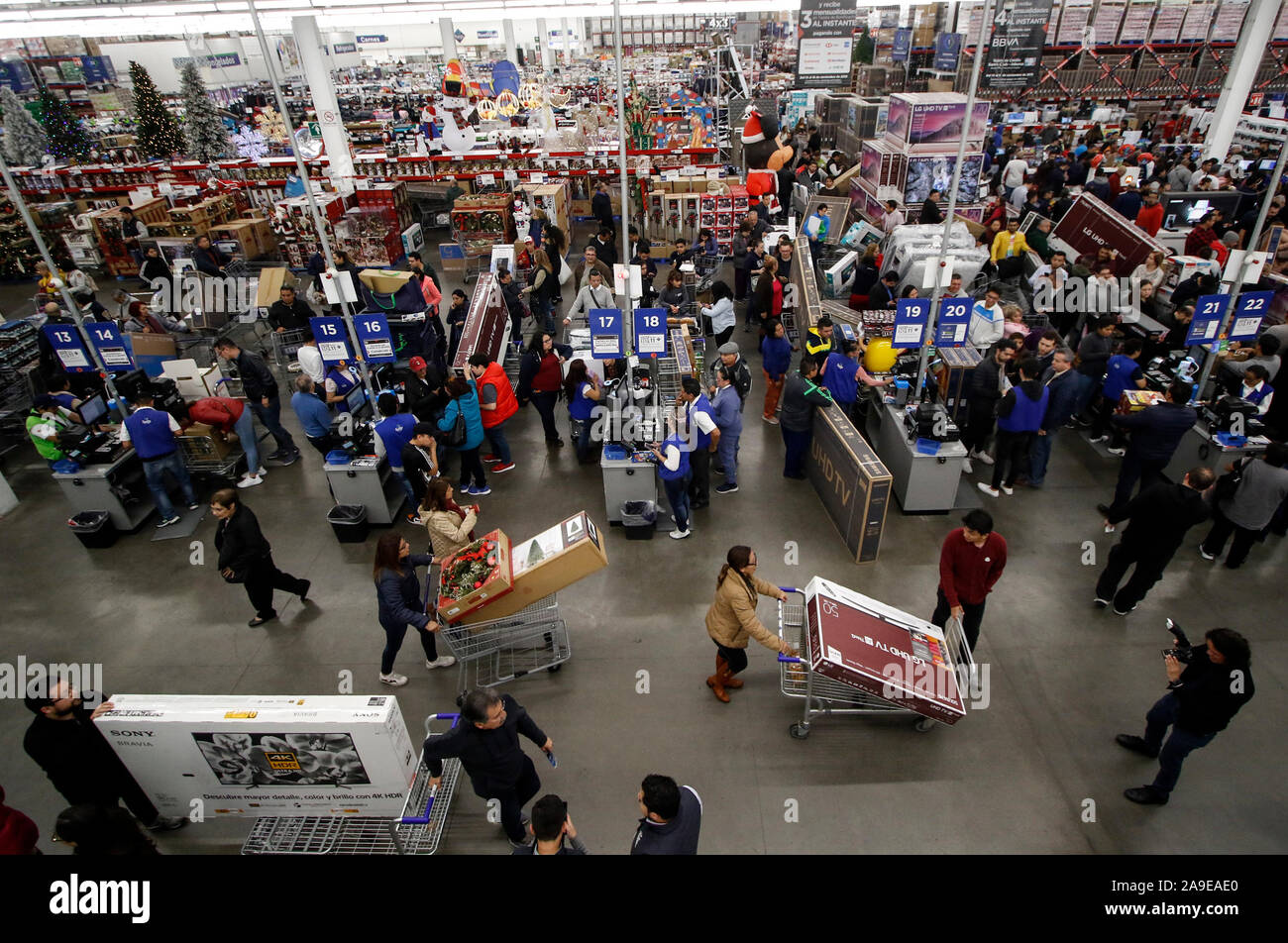 Città del Messico. Xiv Nov, 2019. La gente acquista in un self-service durante la fase iniziale della vendita speciale chiamato 'l'irresistibile Weekend", Città del Messico il 9 novembre 14, 2019. 'L'irresistibile week-end' è iniziato il primo minuto di giovedì, 24 ore prima di iniziare il tradizionale 'Buon Weekend' evento che mira a fomentare il commercio del paese. Credito: Francisco Canedo/Xinhua/Alamy Live News Foto Stock Città del Messico. Xiv Nov, 2019. La gente acquista in un self-service durante la fase iniziale della vendita speciale chiamato 'l'irresistibile Weekend", Città del Messico il 9 novembre 14, 2019. 'L'irresistibile week-end' è iniziato il primo minuto di giovedì, 24 ore prima di iniziare il tradizionale 'Buon Weekend' evento che mira a fomentare il commercio del paese. Credito: Francisco Canedo/Xinhua/Alamy Live News Foto Stock