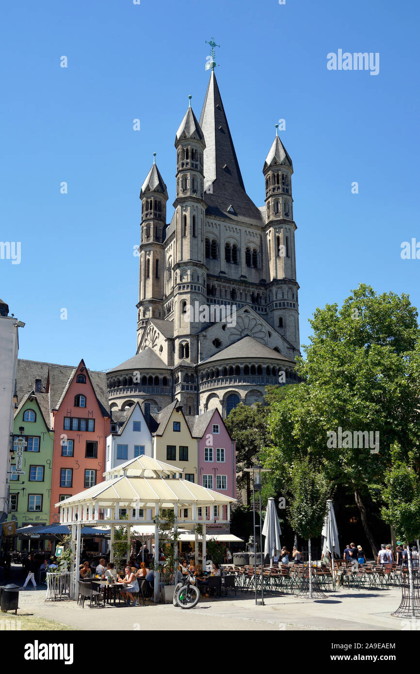 In Germania, in Renania settentrionale-Vestfalia, Colonia, riva del Reno promenade, vecchie case di città, ristoranti, sullo sfondo la chiesa Groß Sankt Martin Foto Stock
