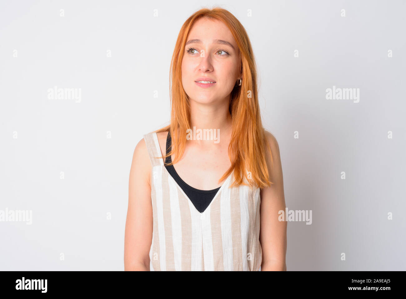 Faccia di felice giovane bella donna redhead pensando Foto Stock