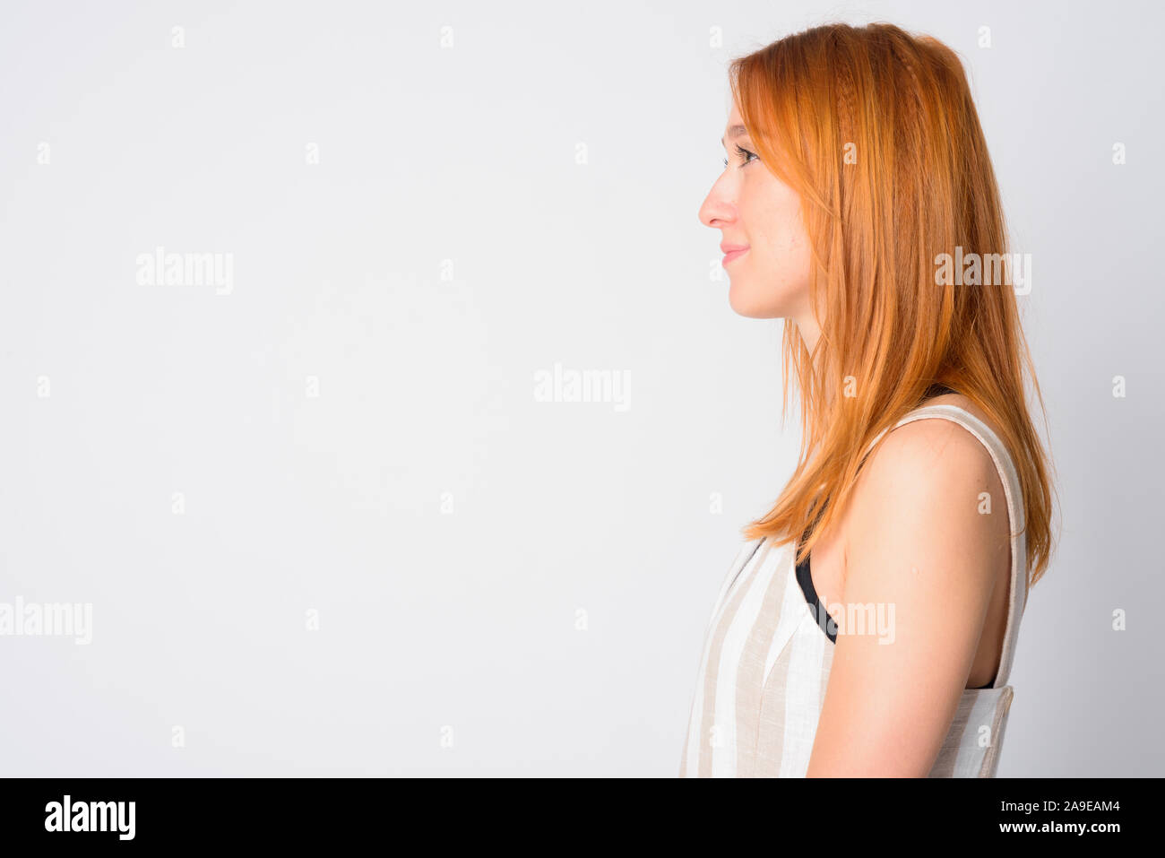 Primo piano vista di profilo di giovani belle redhead donna Foto Stock